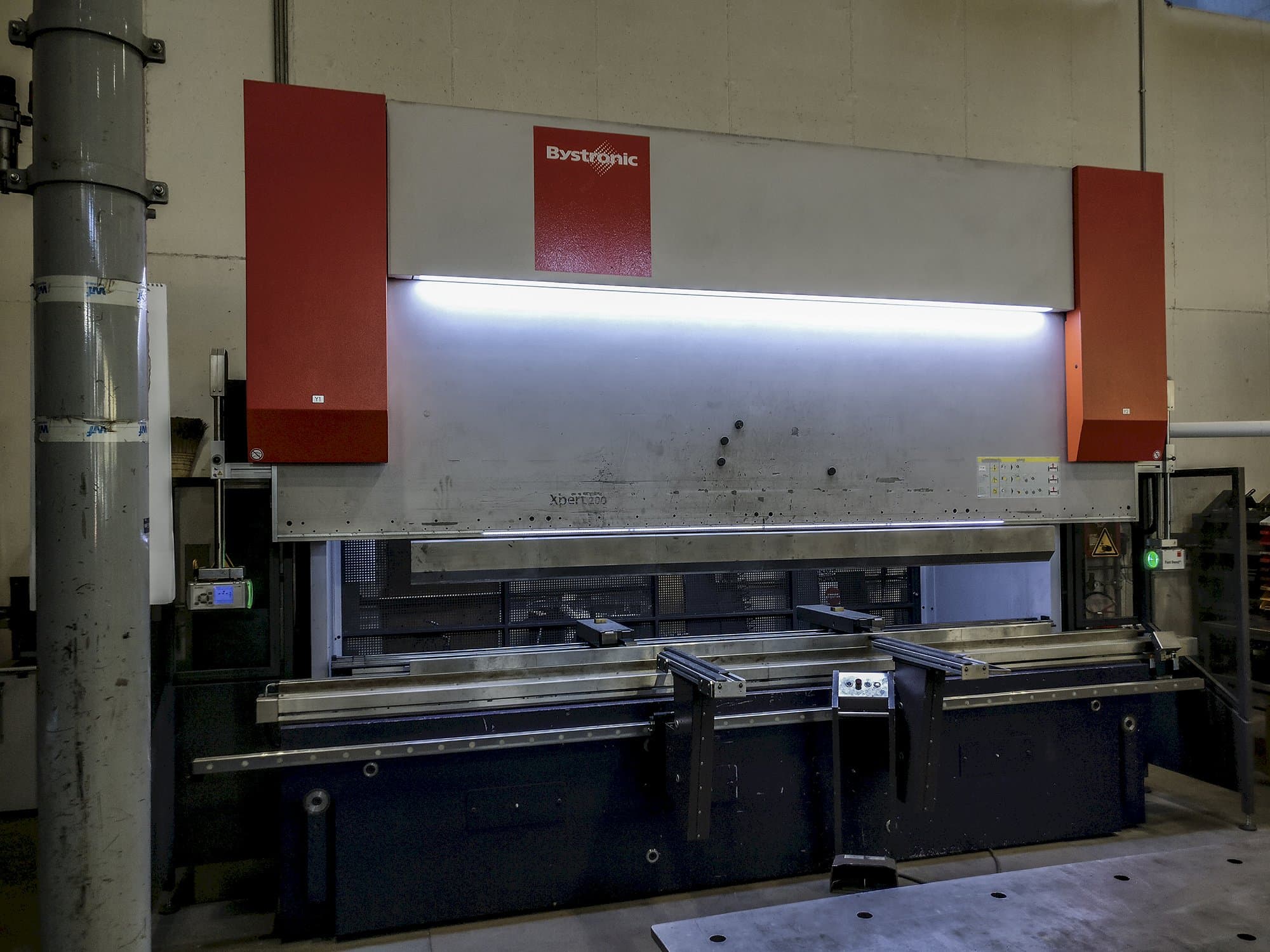 Vista frontal de la máquina Bystronic Xpert 200x4100