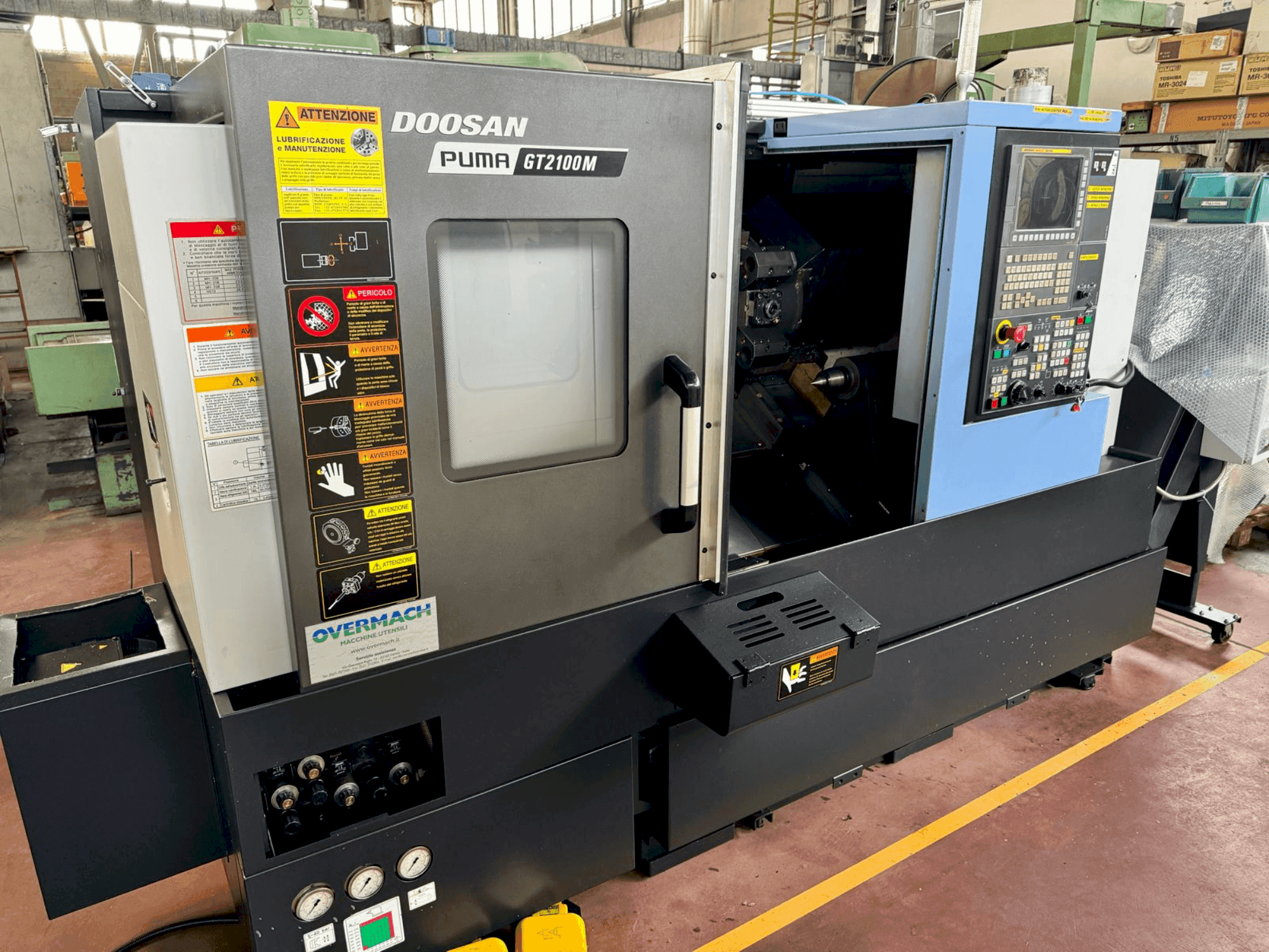 Vista frontal de la máquina DOOSAN PUMA GT 2100M