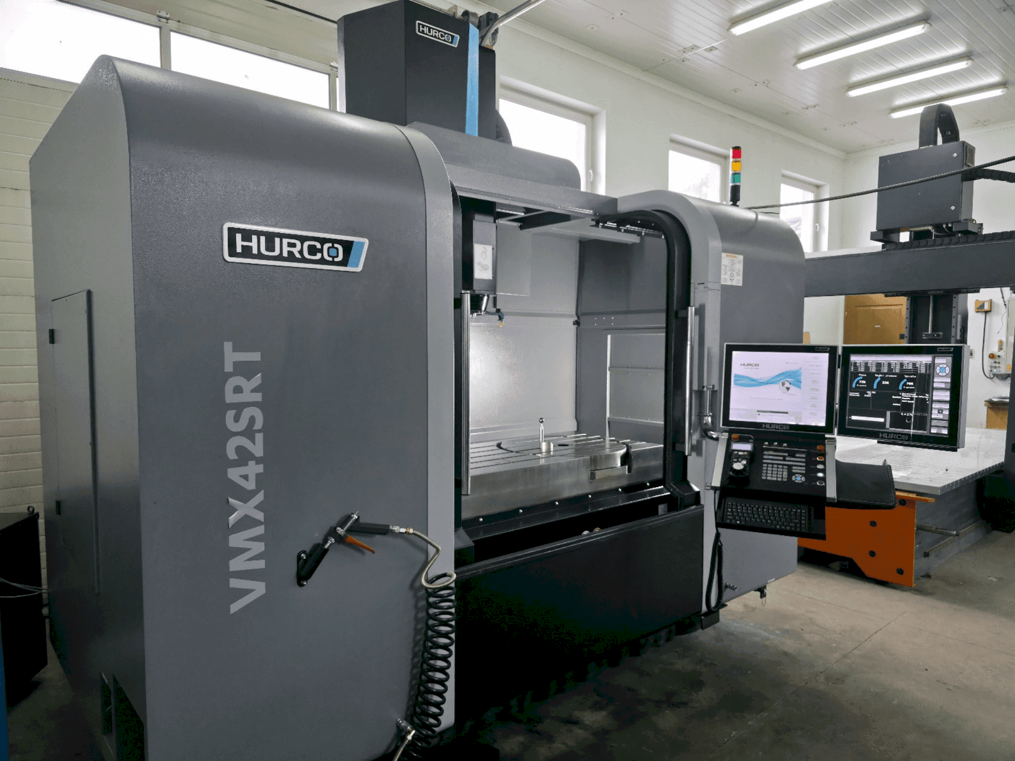 Vista frontal de la máquina Hurco VMX 42SRTi