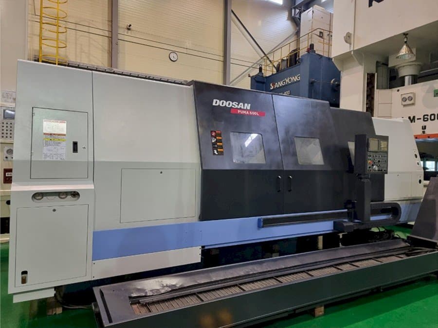Vista frontal de la máquina Doosan Puma 600L