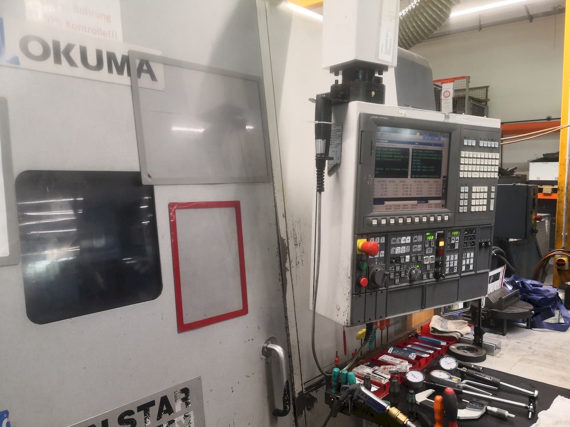 Vista frontal de la máquina Okuma LT 300 MY