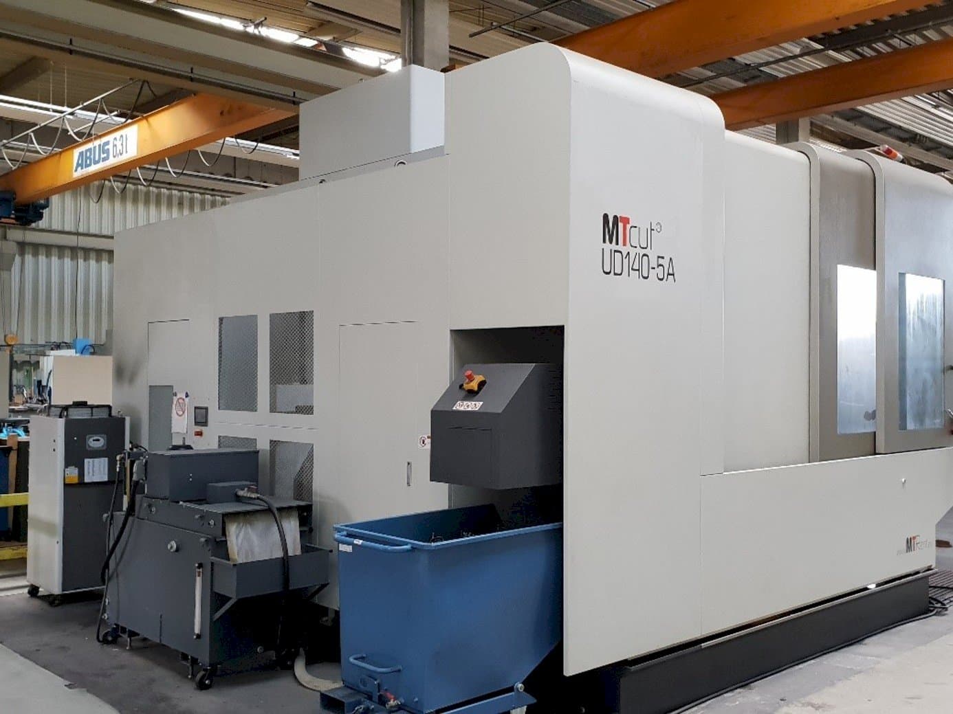 Vista frontal de la máquina MTcut UD140H-5A