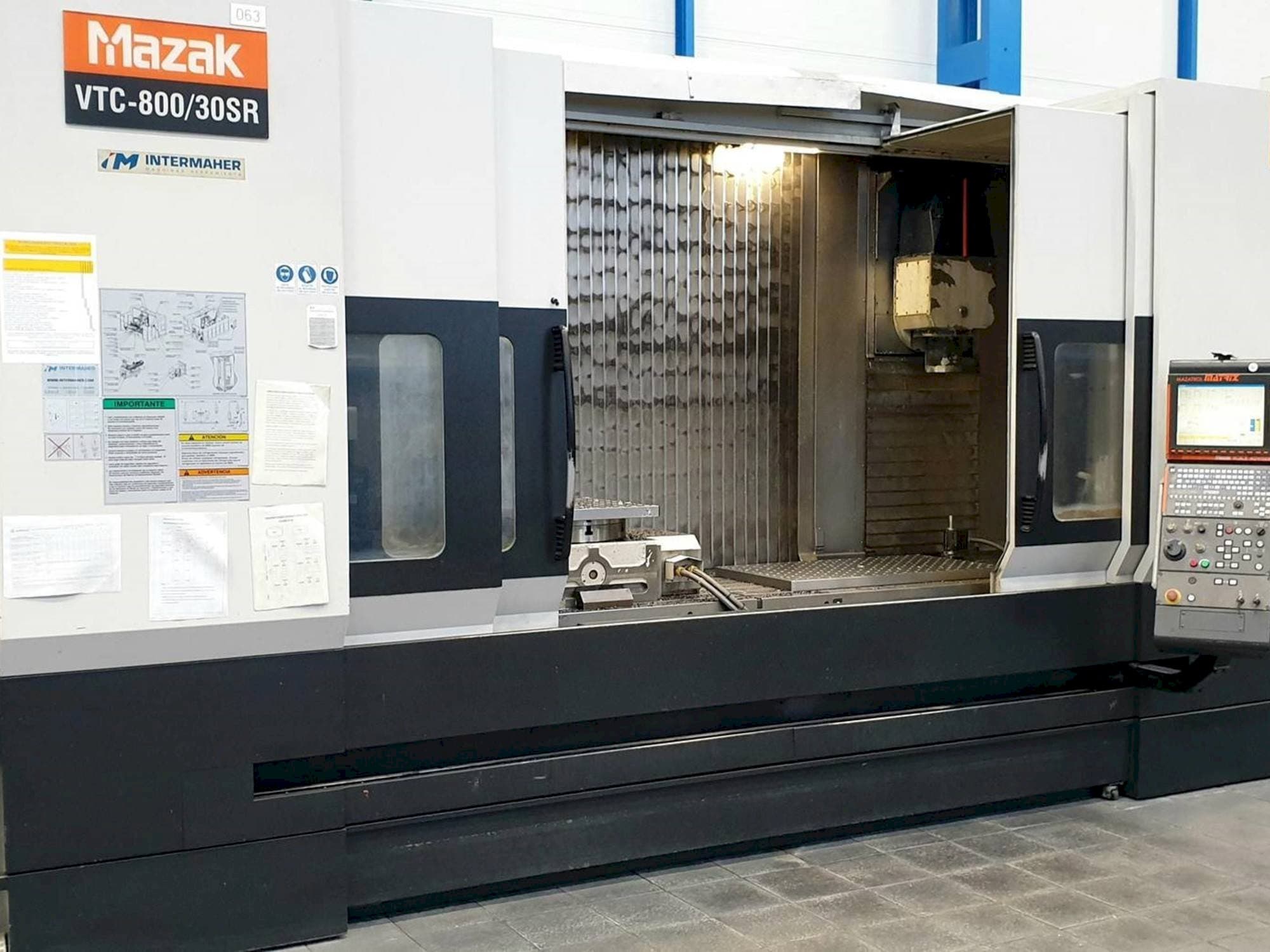 Vista frontal de la máquina Mazak VTC-800/30SR