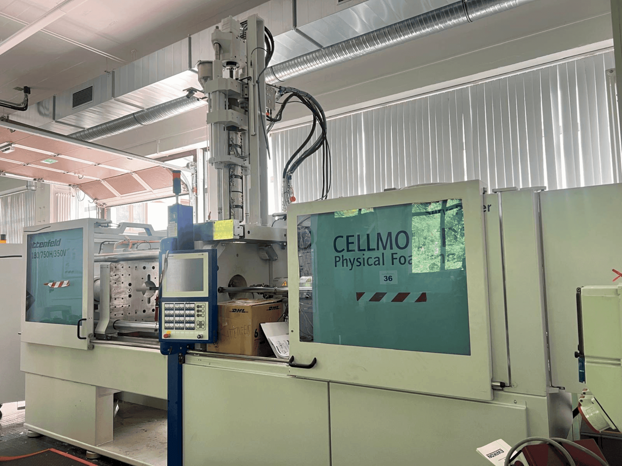 Vista frontal de la máquina WITTMANN Battenfeld HM 180/750H/350V