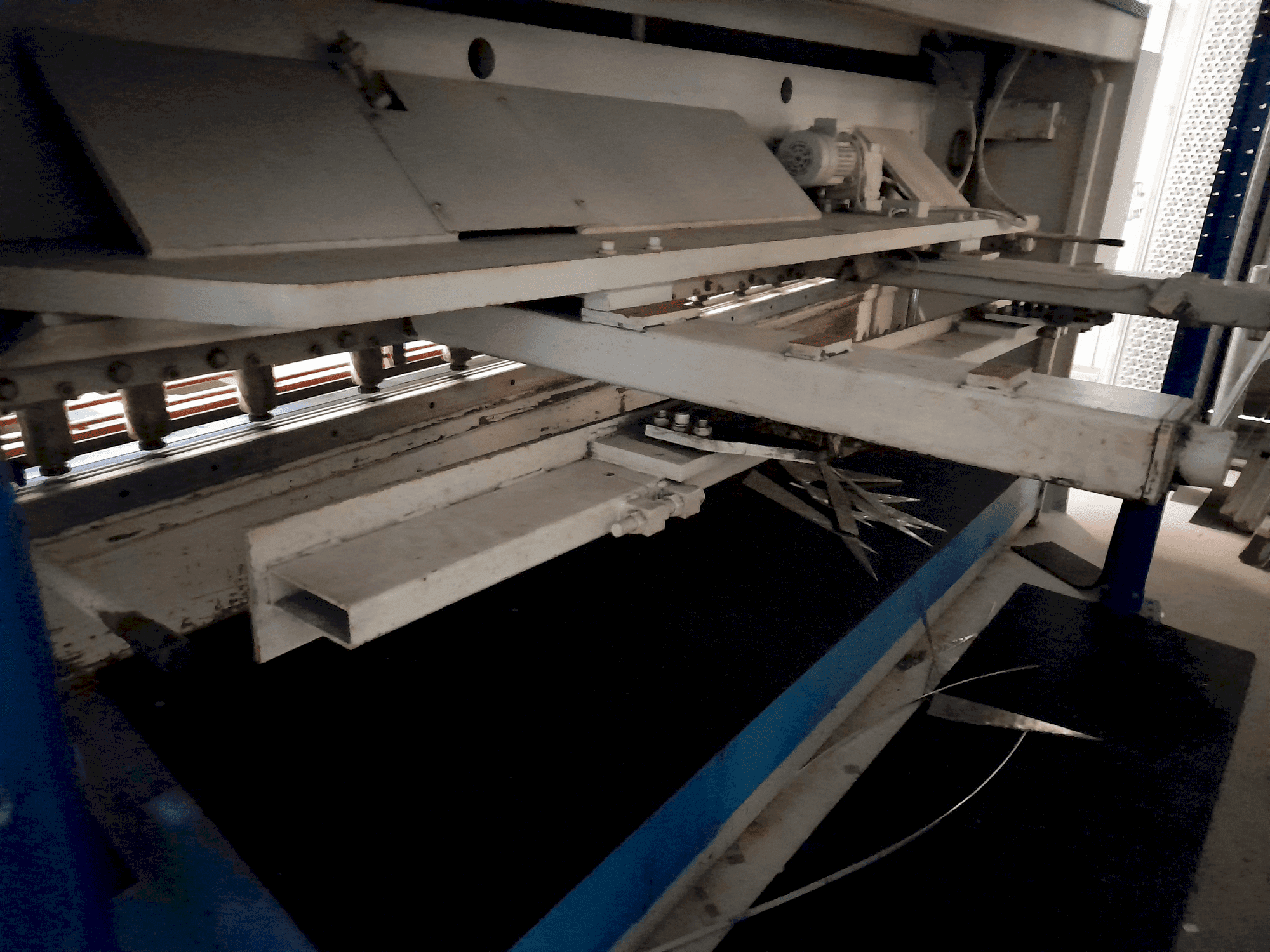 Vista frontal de la máquina LVD HST 25/6