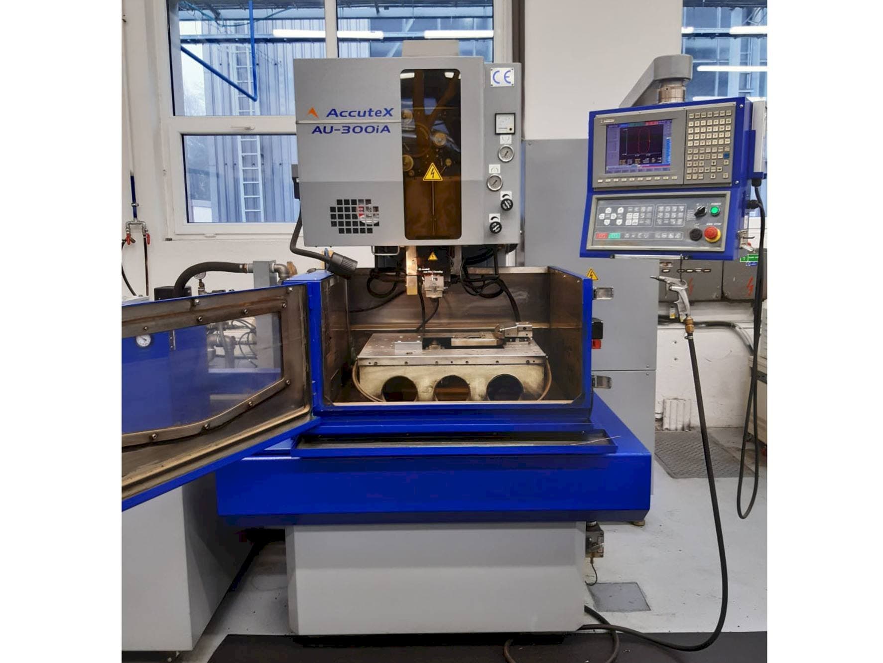 Vista frontal de la máquina AccuteX AU-300iA