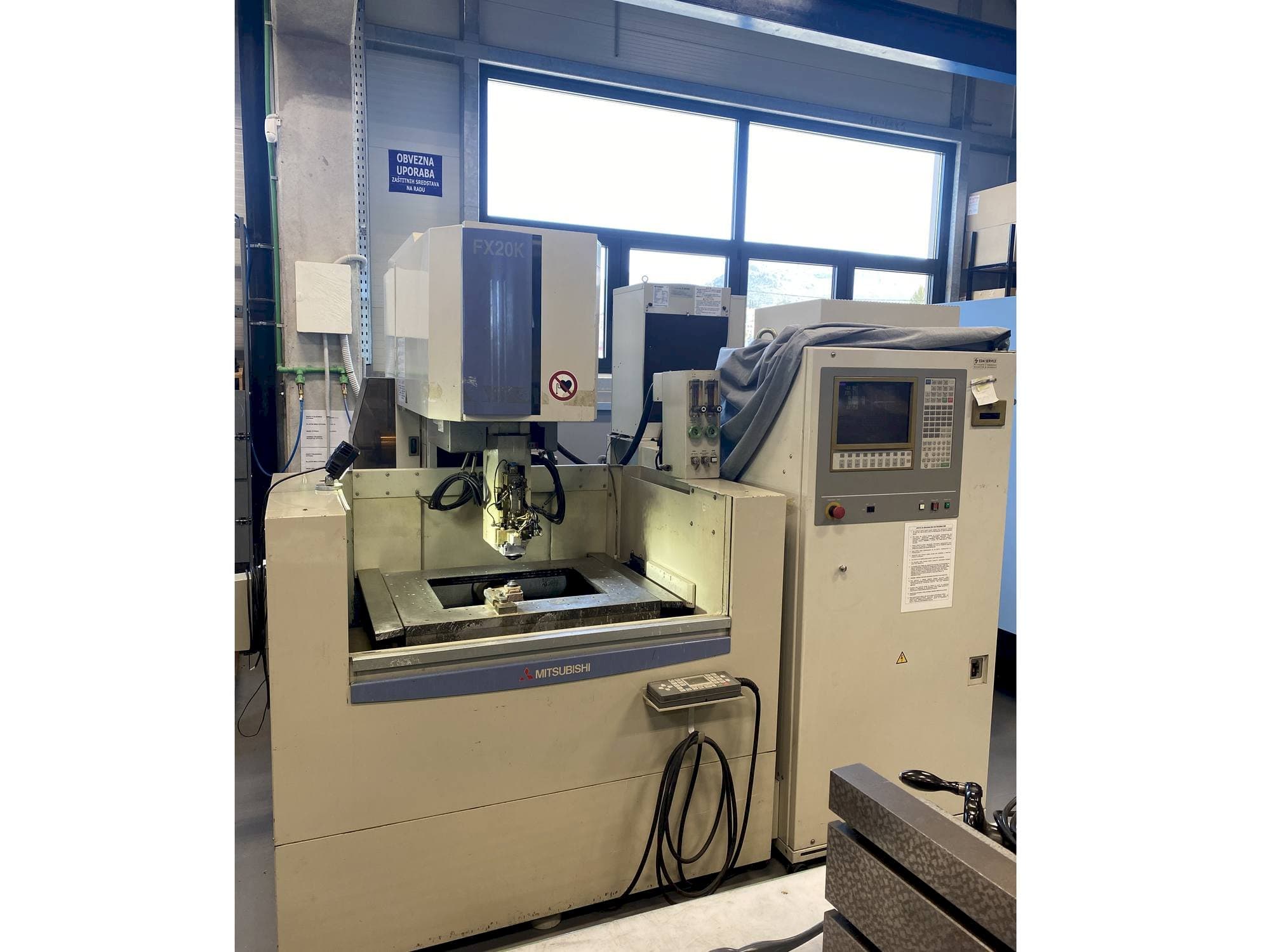 Vista frontal de la máquina Mitsubishi FX20K