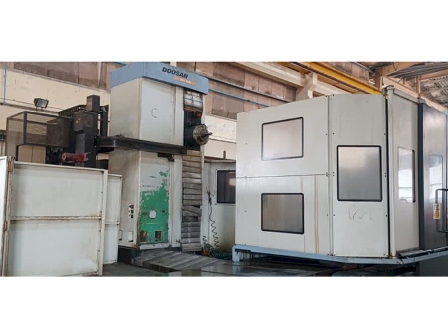 Vista frontal de la máquina Doosan DBC 130P