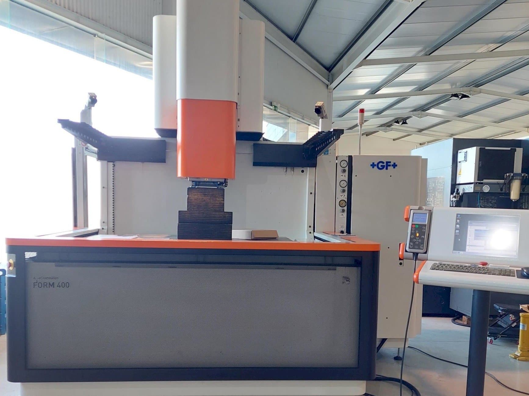 Vista frontal de la máquina AgieCharmilles FORM 400