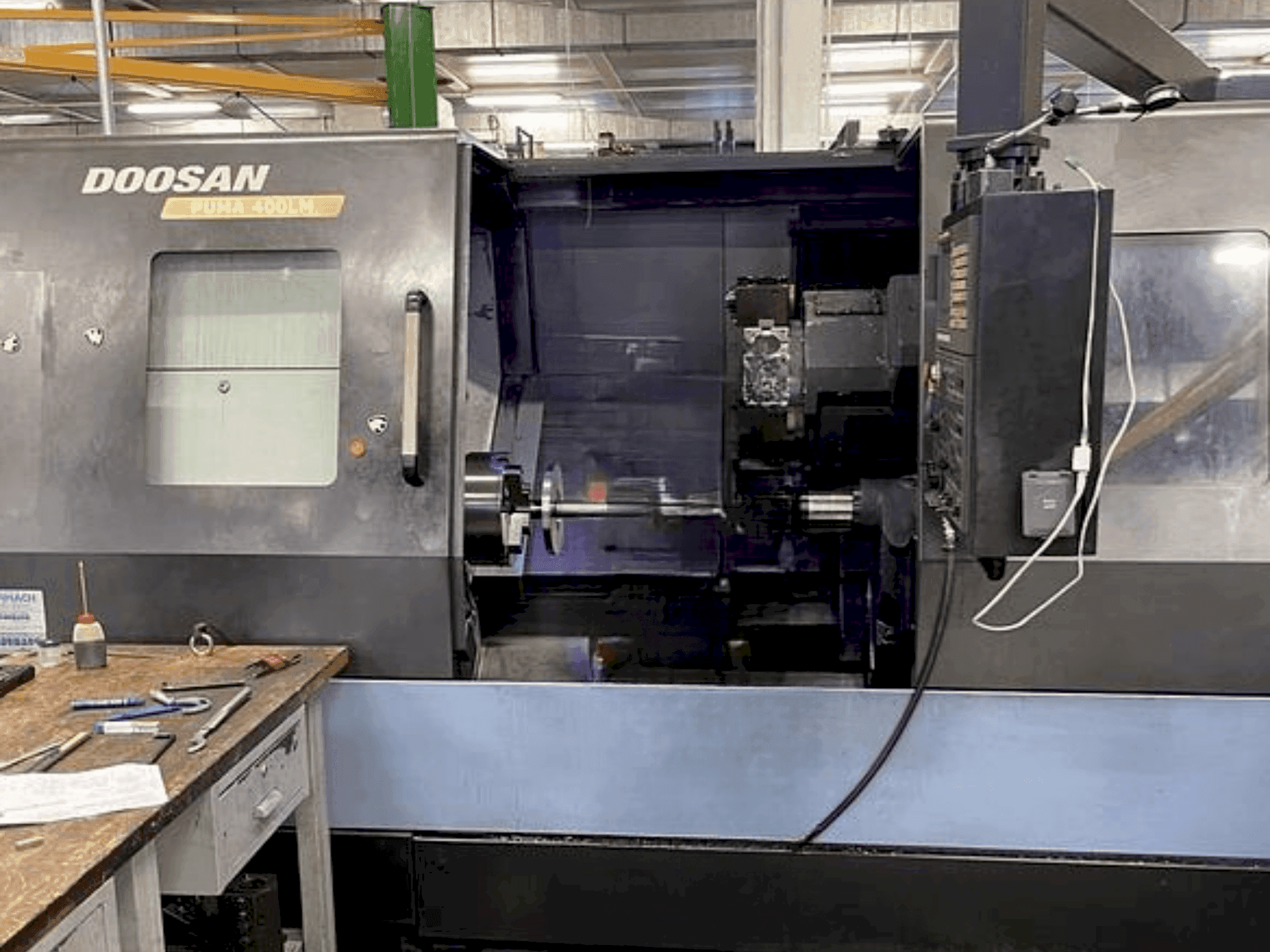 Vista frontal de la máquina DOOSAN Puma 400 LMA