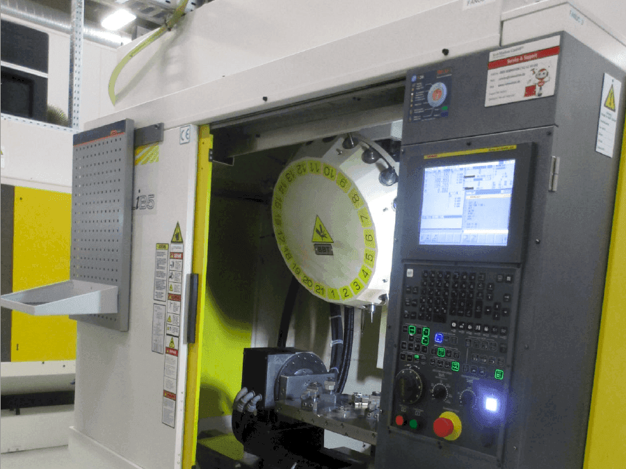 Vista frontal de la máquina FANUC ROBODRILL Alpha D21LiB5
