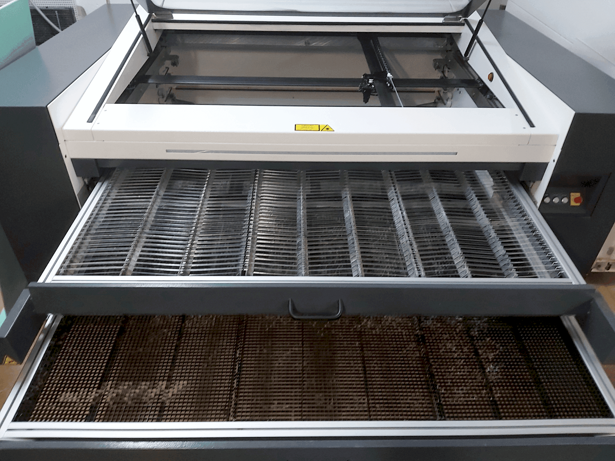 Vista frontal de la máquina SEI SPA X-Type 1610