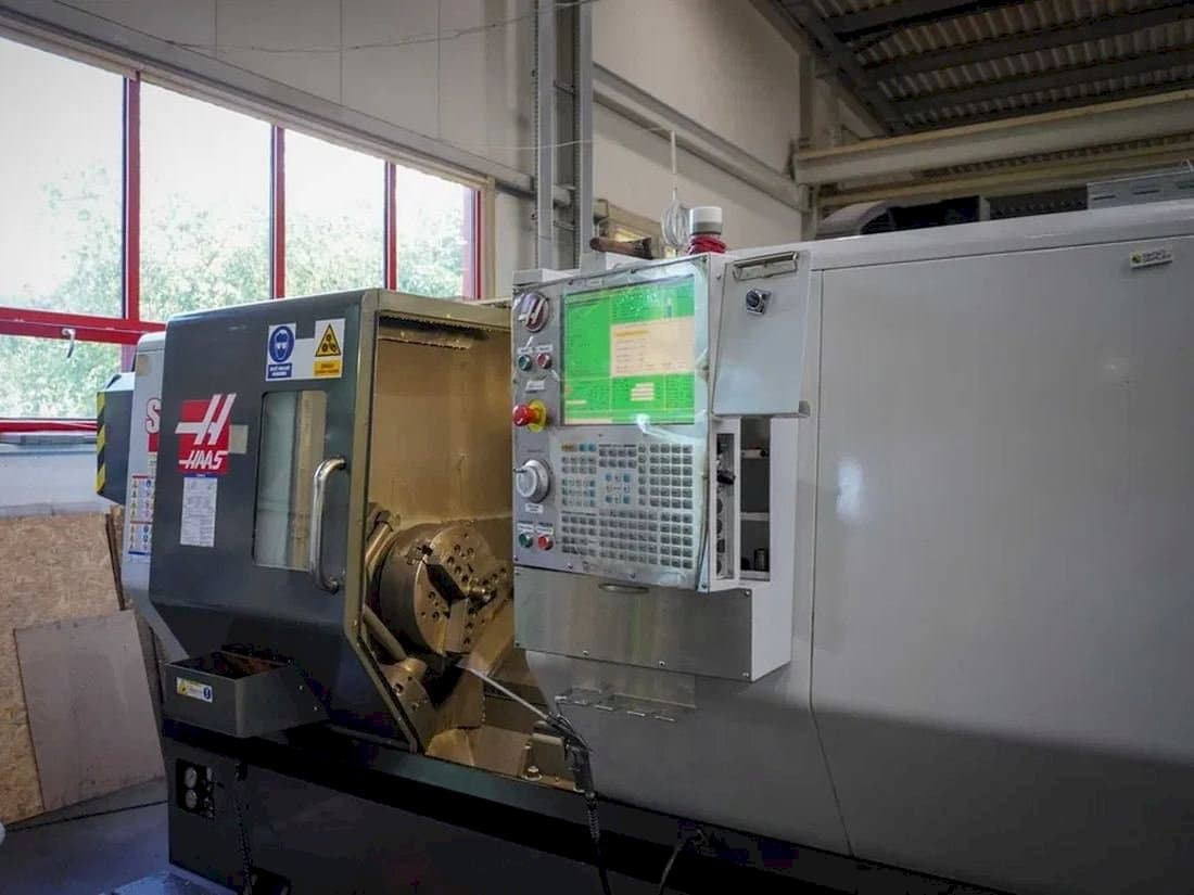 Vista frontal de la máquina HAAS ST-30