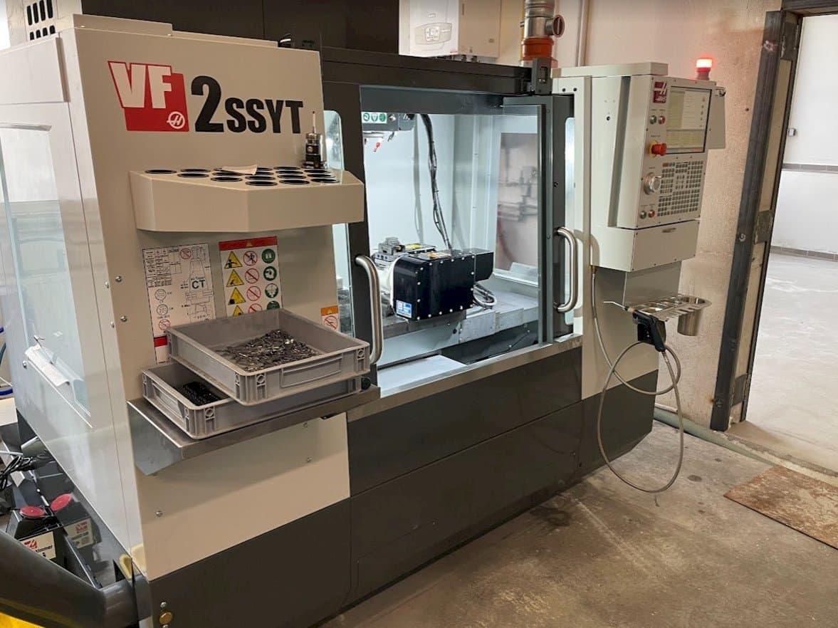 Vista frontal de la máquina HAAS VF-2SSYT