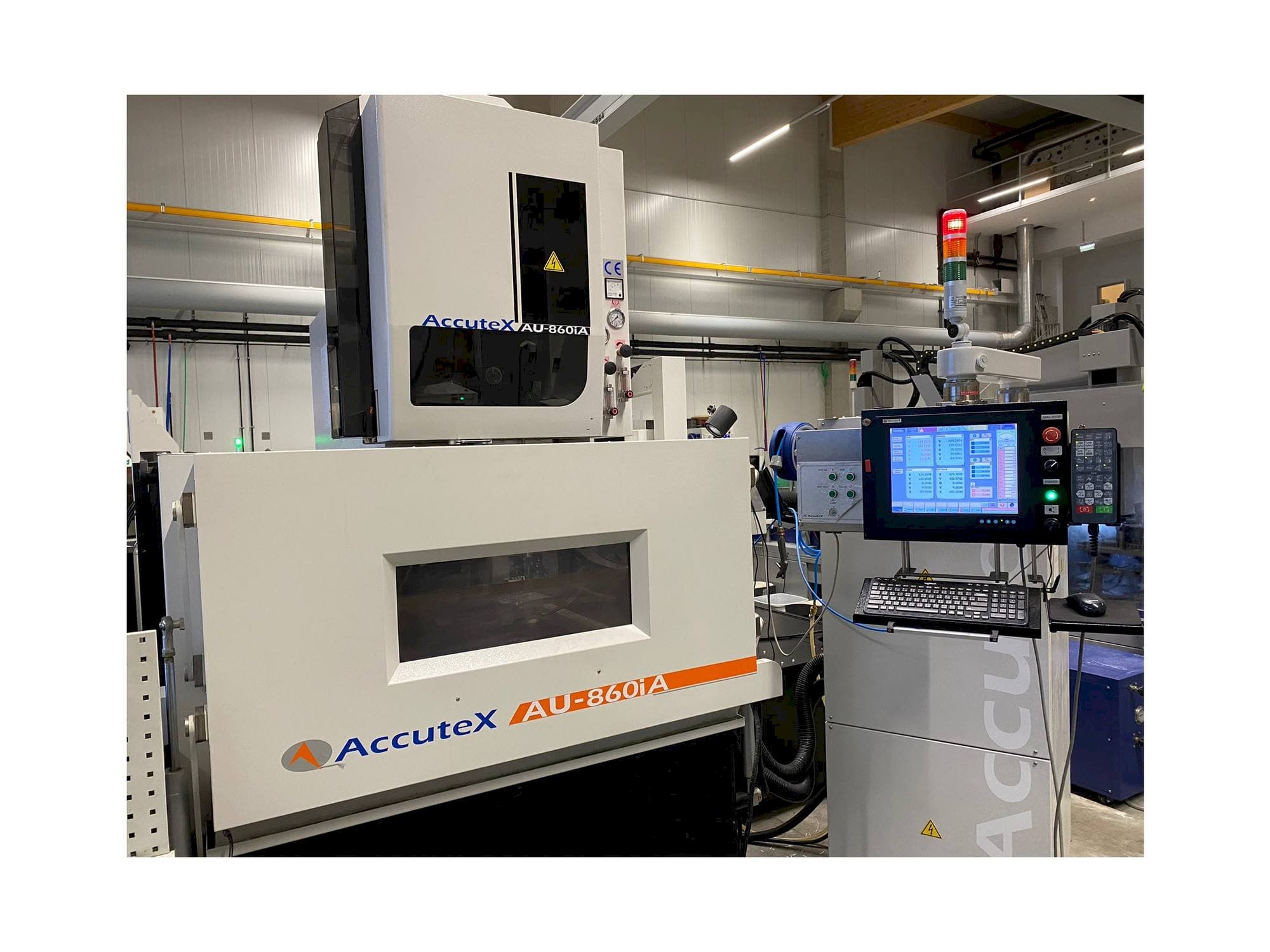 Vista frontal de la máquina AccuteX AU-860iA