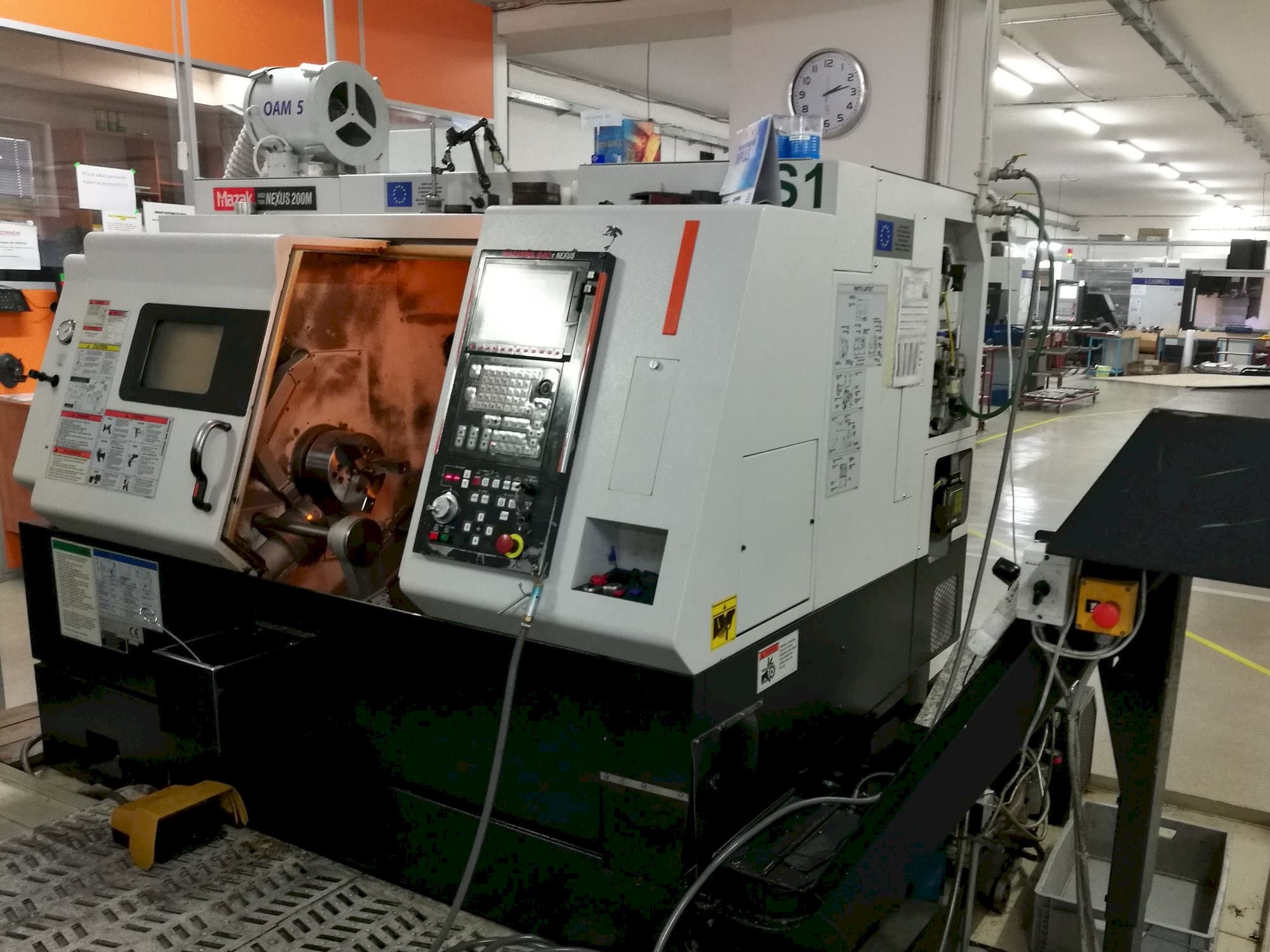 Vista frontal de la máquina Mazak QTN-200M