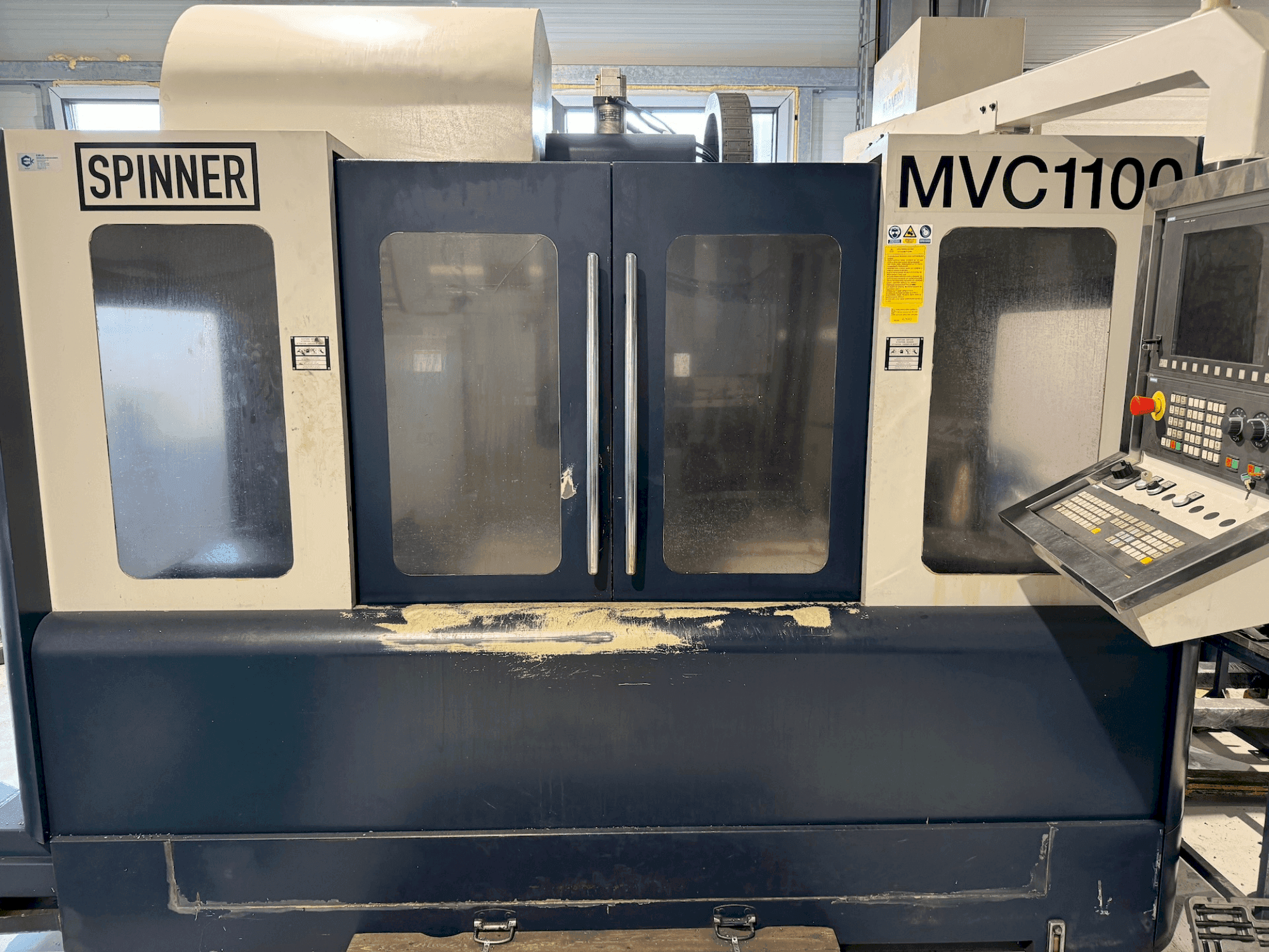 Vista frontal de la máquina SPINNER SPINNER VMC 1100