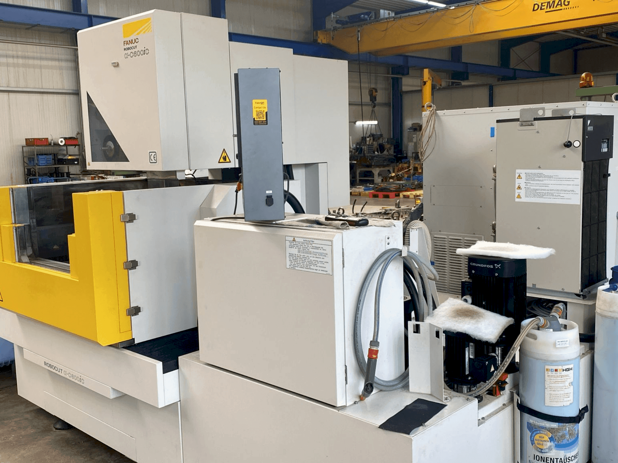 Vista frontal de la máquina FANUC Robocut a-C600iC - Z400