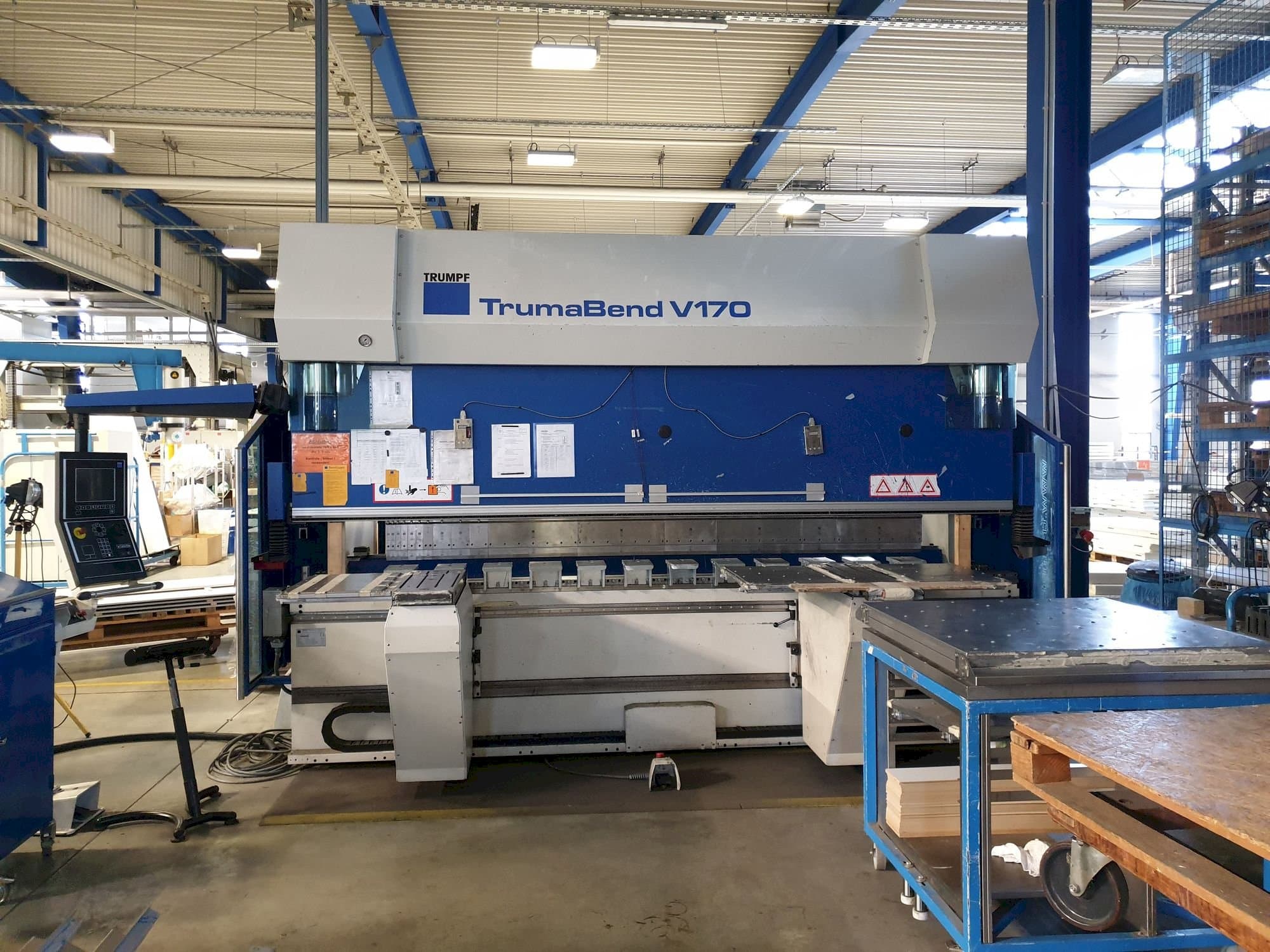 Vista frontal de la máquina Trumpf TrumaBend V170