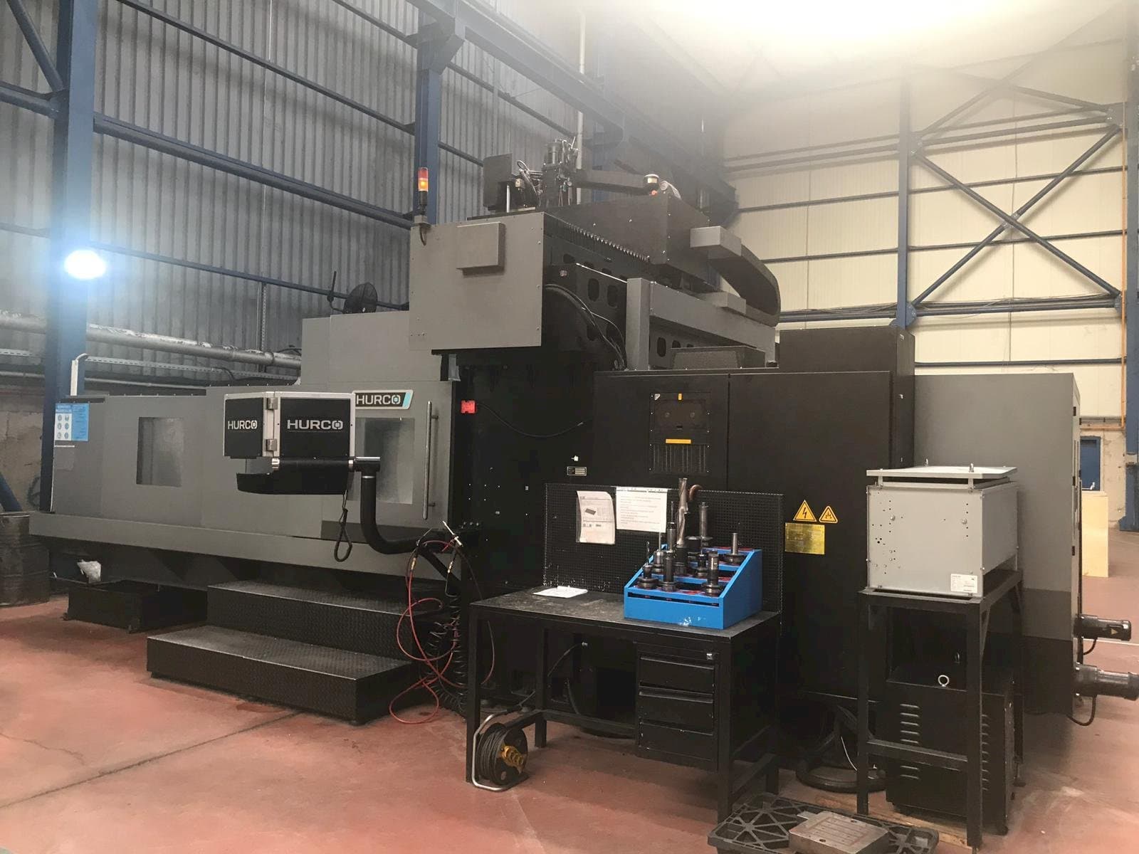 Vista frontal de la máquina Hurco DCX 32i