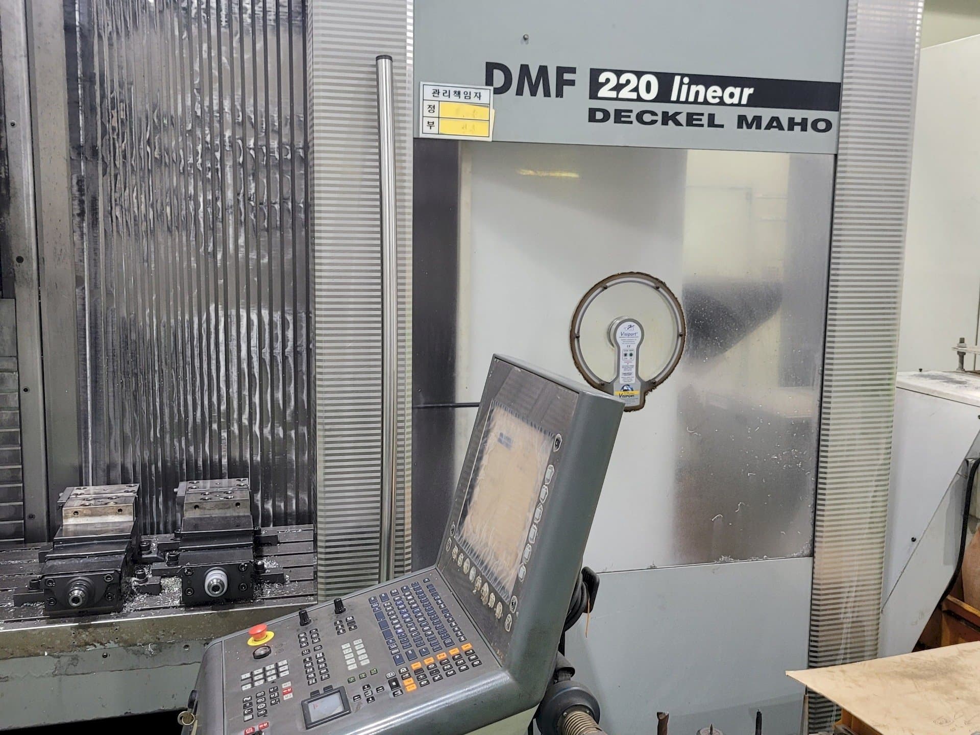 Vista frontal de la máquina DECKEL MAHO DMF 220 Linear