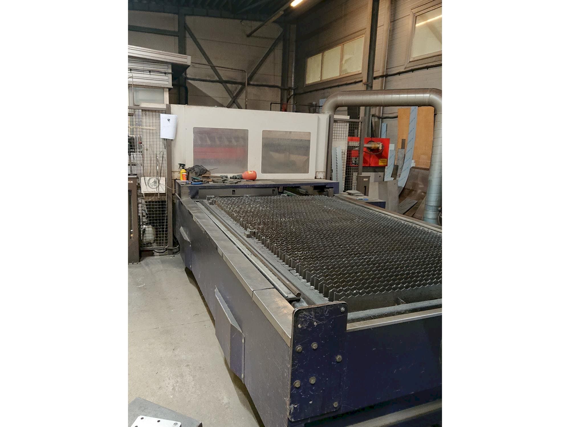 Vista frontal de la máquina Bystronic Bysprint 3015 Bylaser 3000