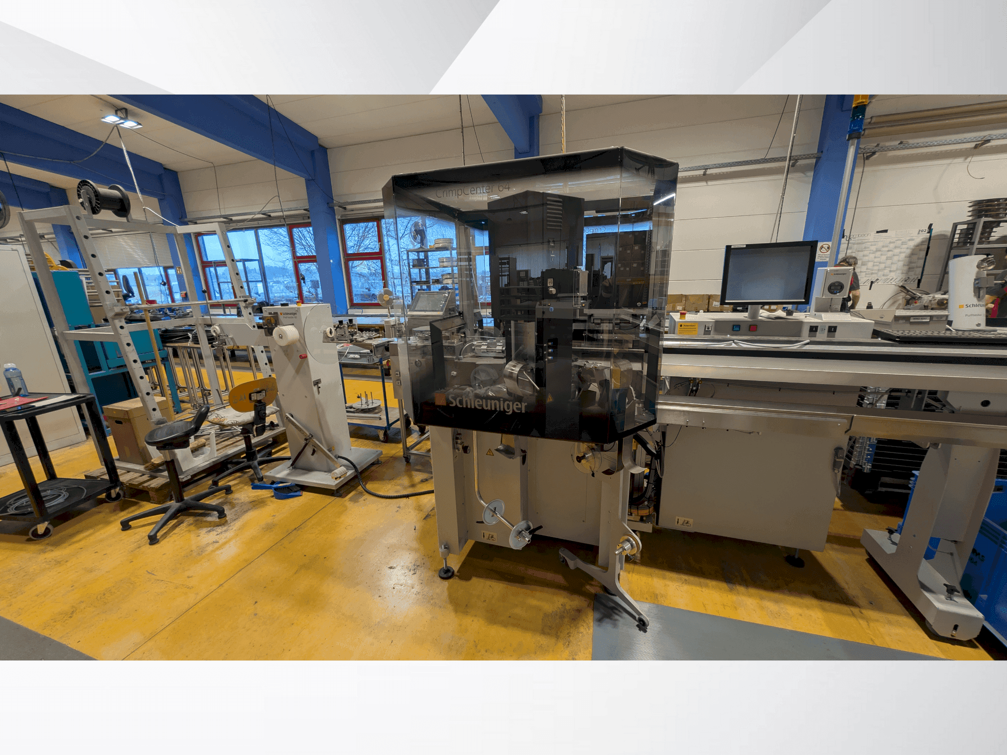 Vista frontal de la máquina Schleuniger CrimpCenter 64