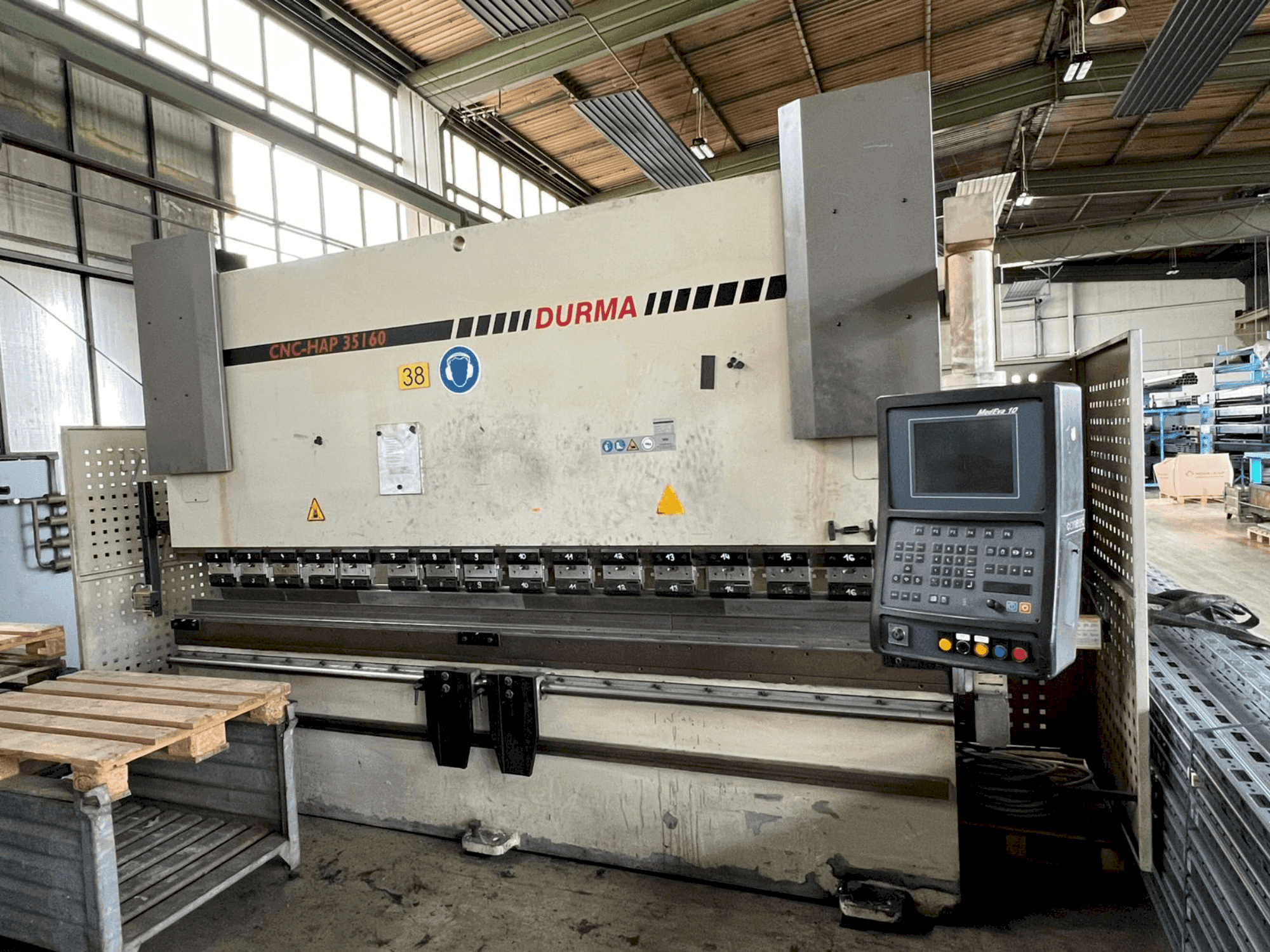 Vista frontal de la máquina Durma CNC HAP 35160