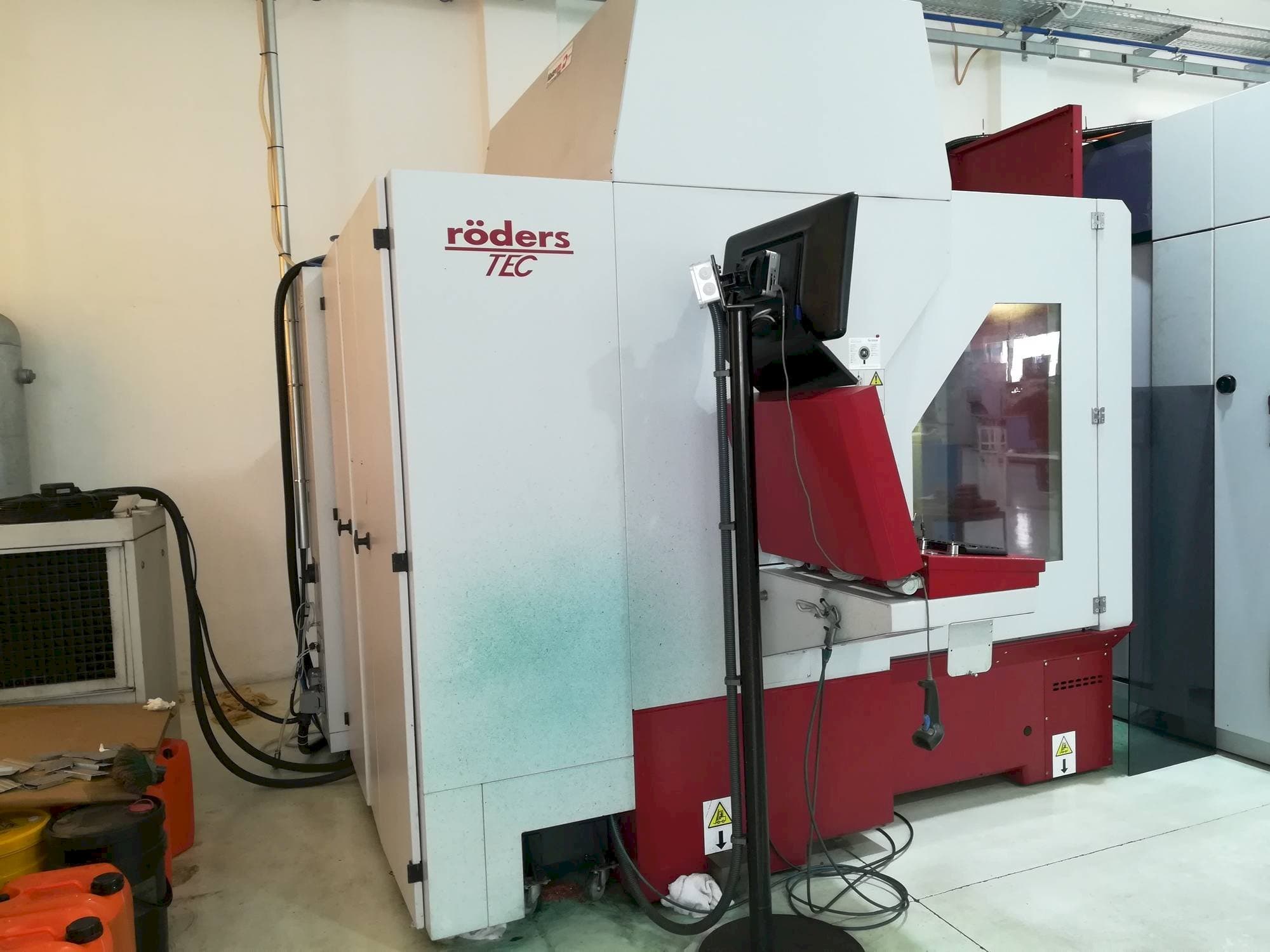 Vista frontal de la máquina Röders RXP 801