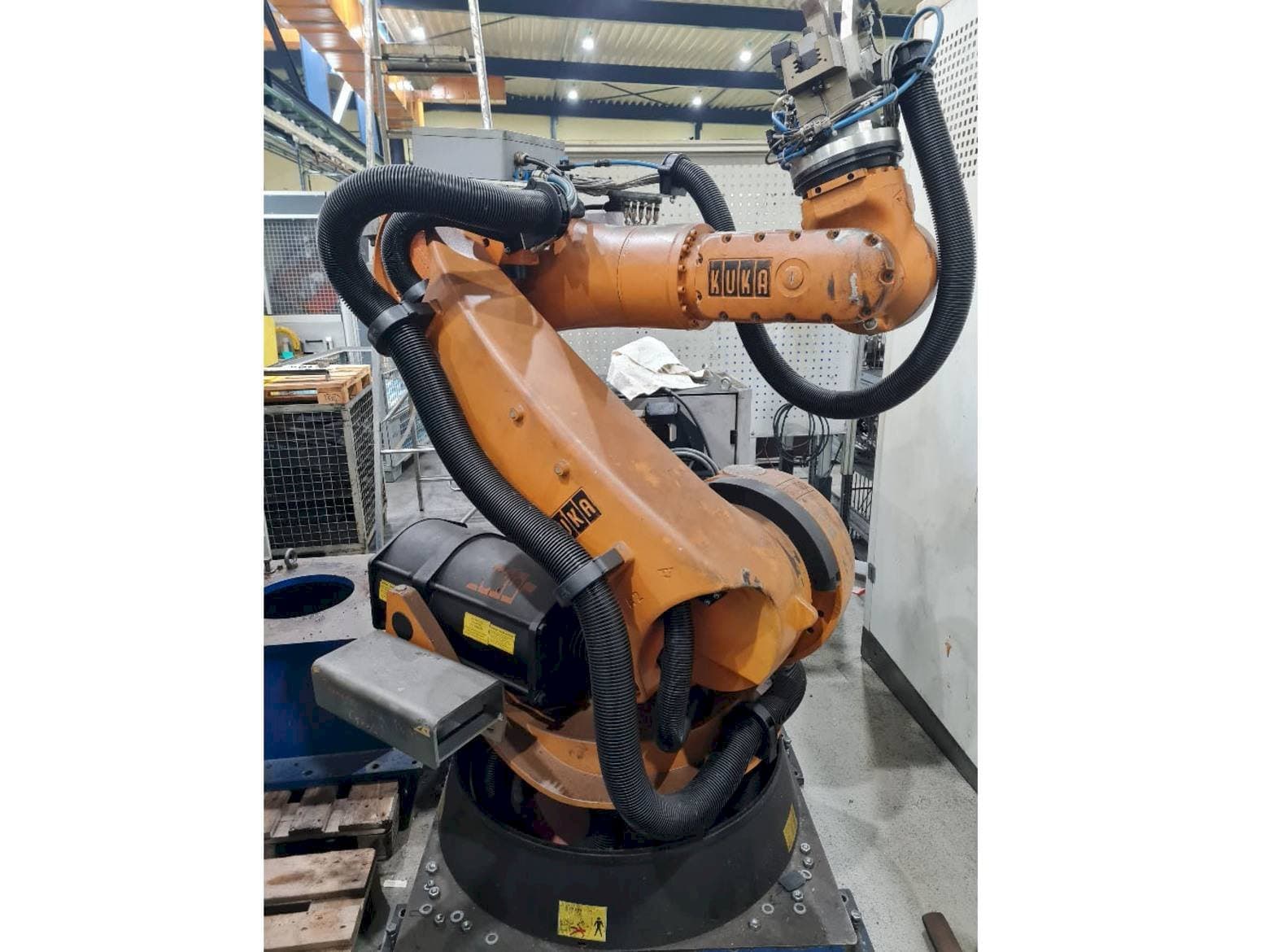 Vista frontal de la máquina KUKA KR C2 KR100 comp