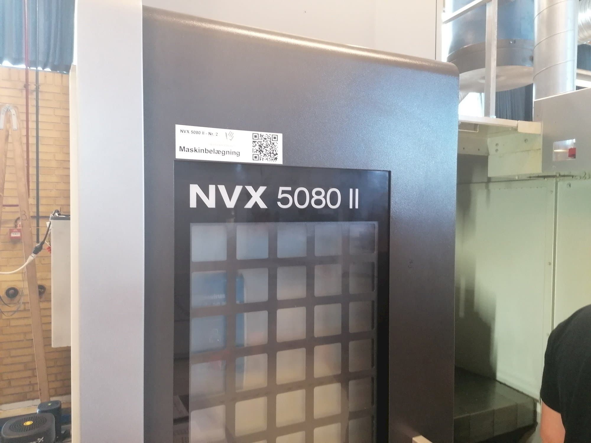 Vista izquierda de la máquina DMG MORI NVX 5080II