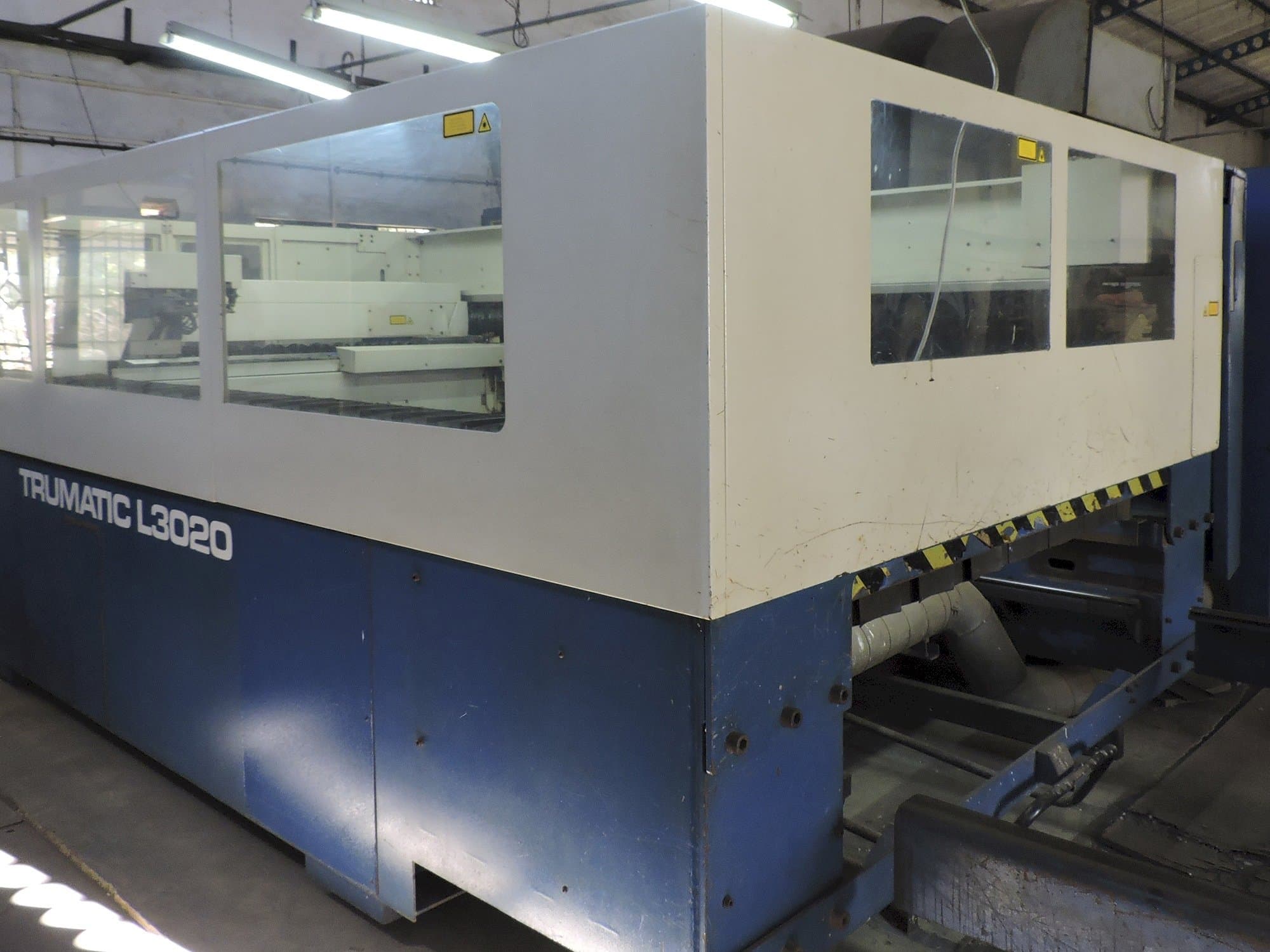 Vista derecha de la máquina Trumpf Trumatic L3020