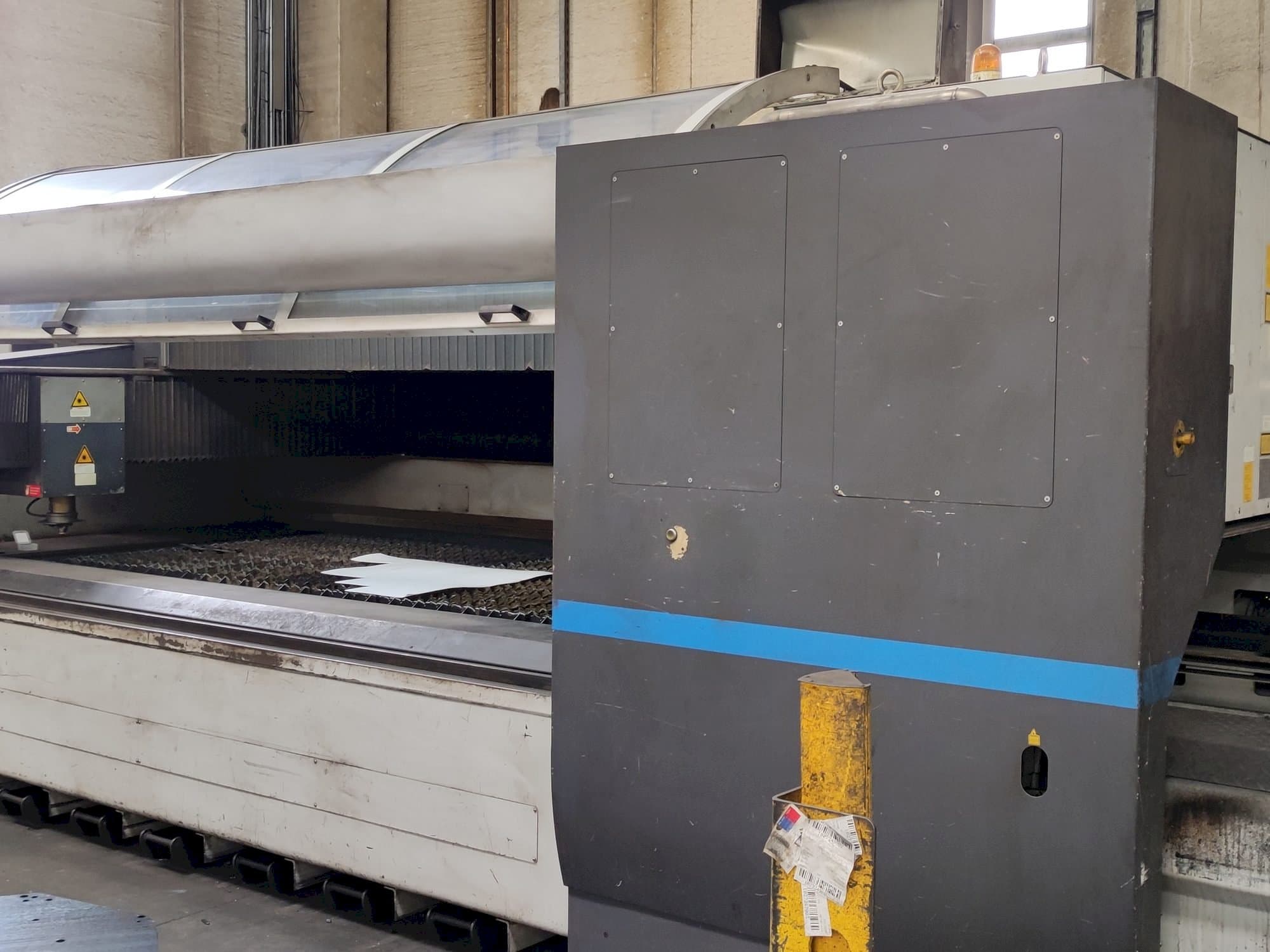 Vista frontal de la máquina LVD AXEL 3015 S