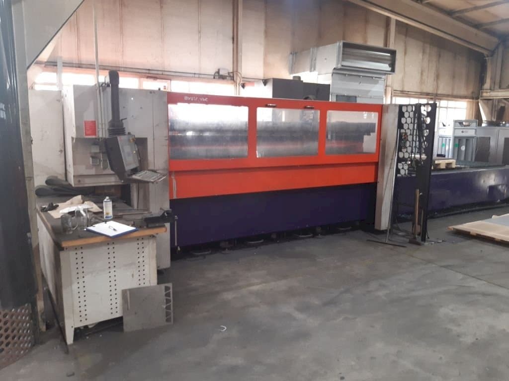 Vista frontal de la máquina Bystronic Bystar 3015