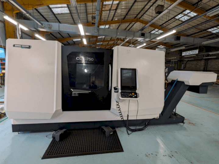 Vista frontal de la máquina DMG MORI CLX750 V4