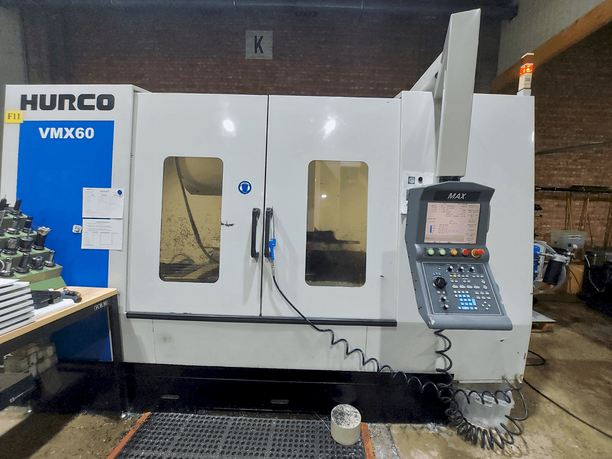 Vista frontal de la máquina Hurco VMX60/40T