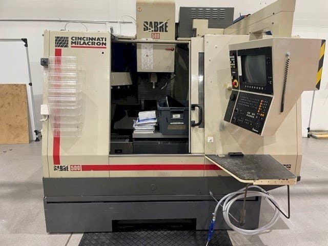 Vista frontal de la máquina Cincinnati Milacron Sabre 500