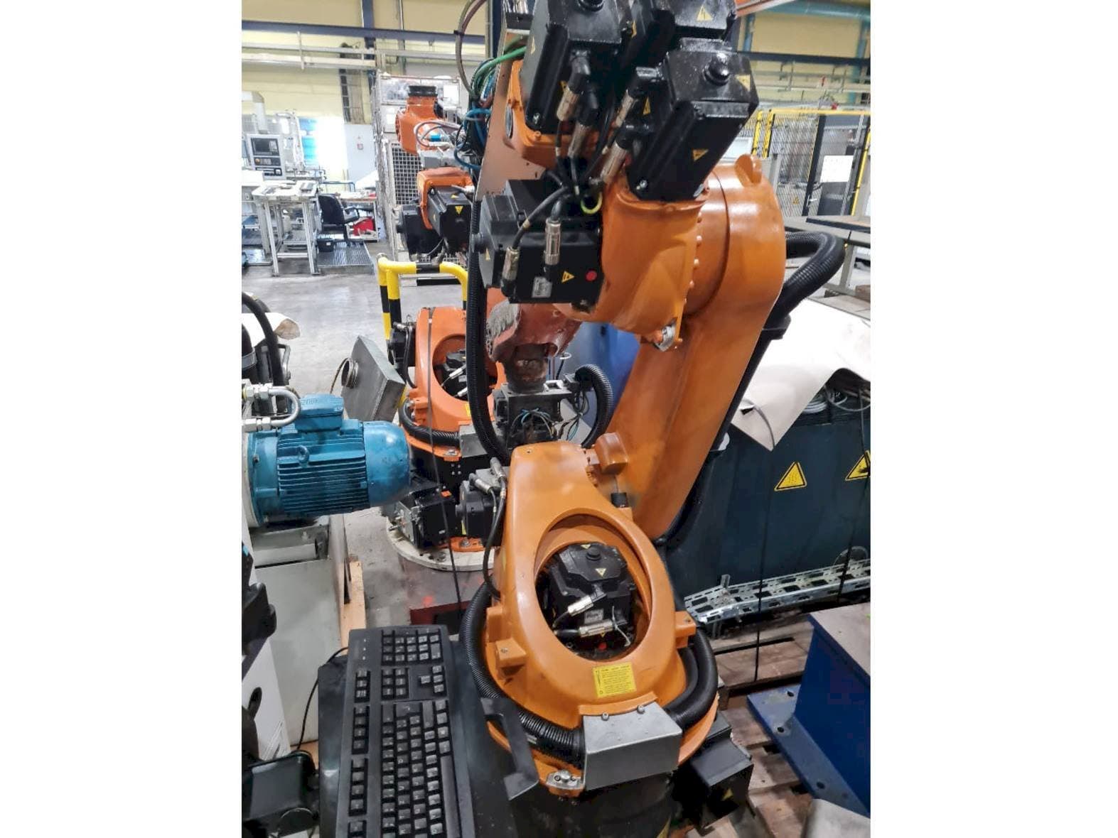 Vista frontal de la máquina KUKA KR30-3