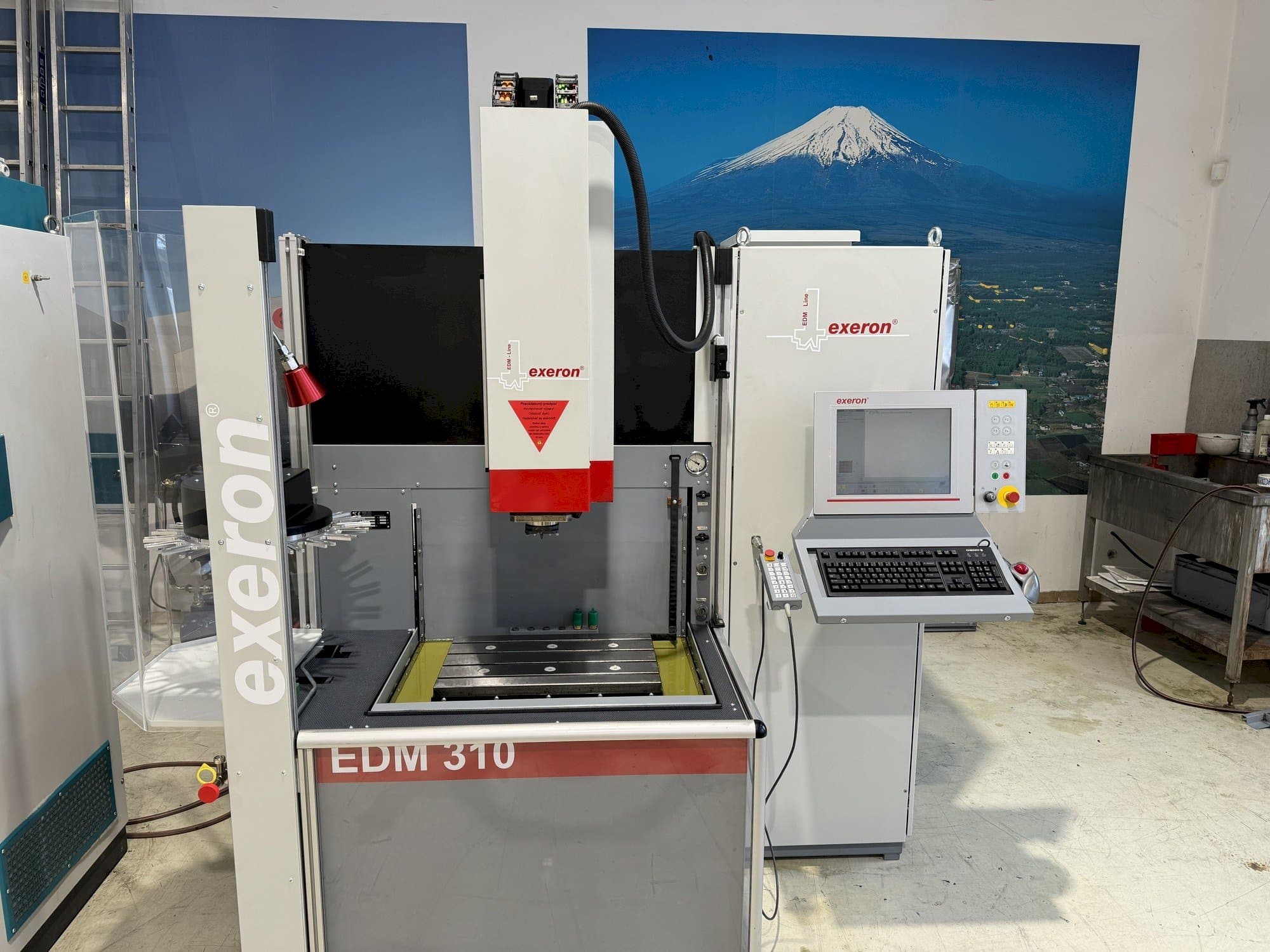 Vista frontal de la máquina Exeron EDM 310 MF 20