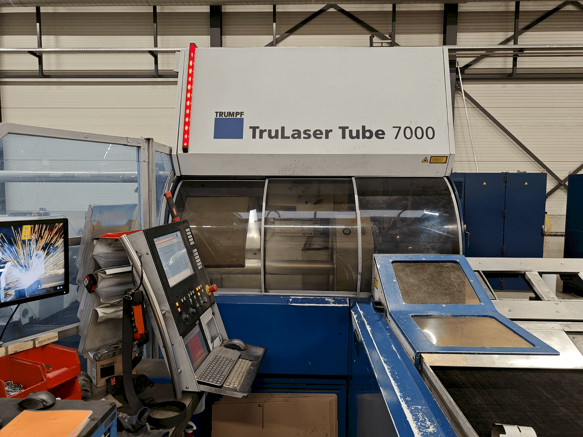 Vista frontal de la máquina TRUMPF TruLaser Tube 7000