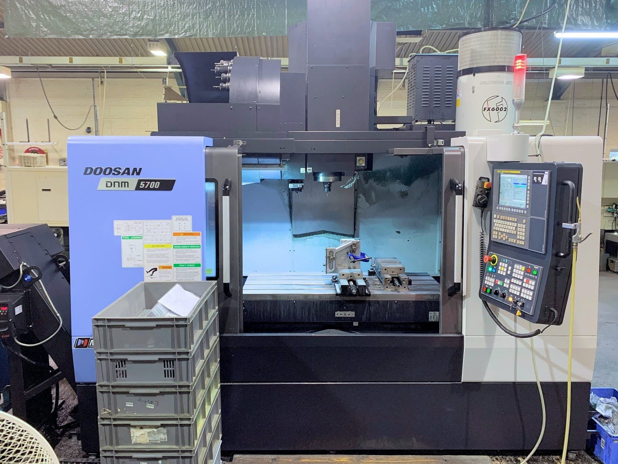 Vista frontal de la máquina Doosan DNM 5700
