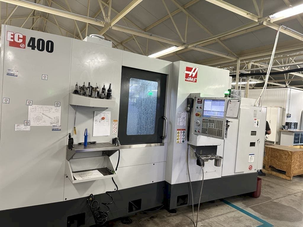 Vista frontal de la máquina HAAS EC-400