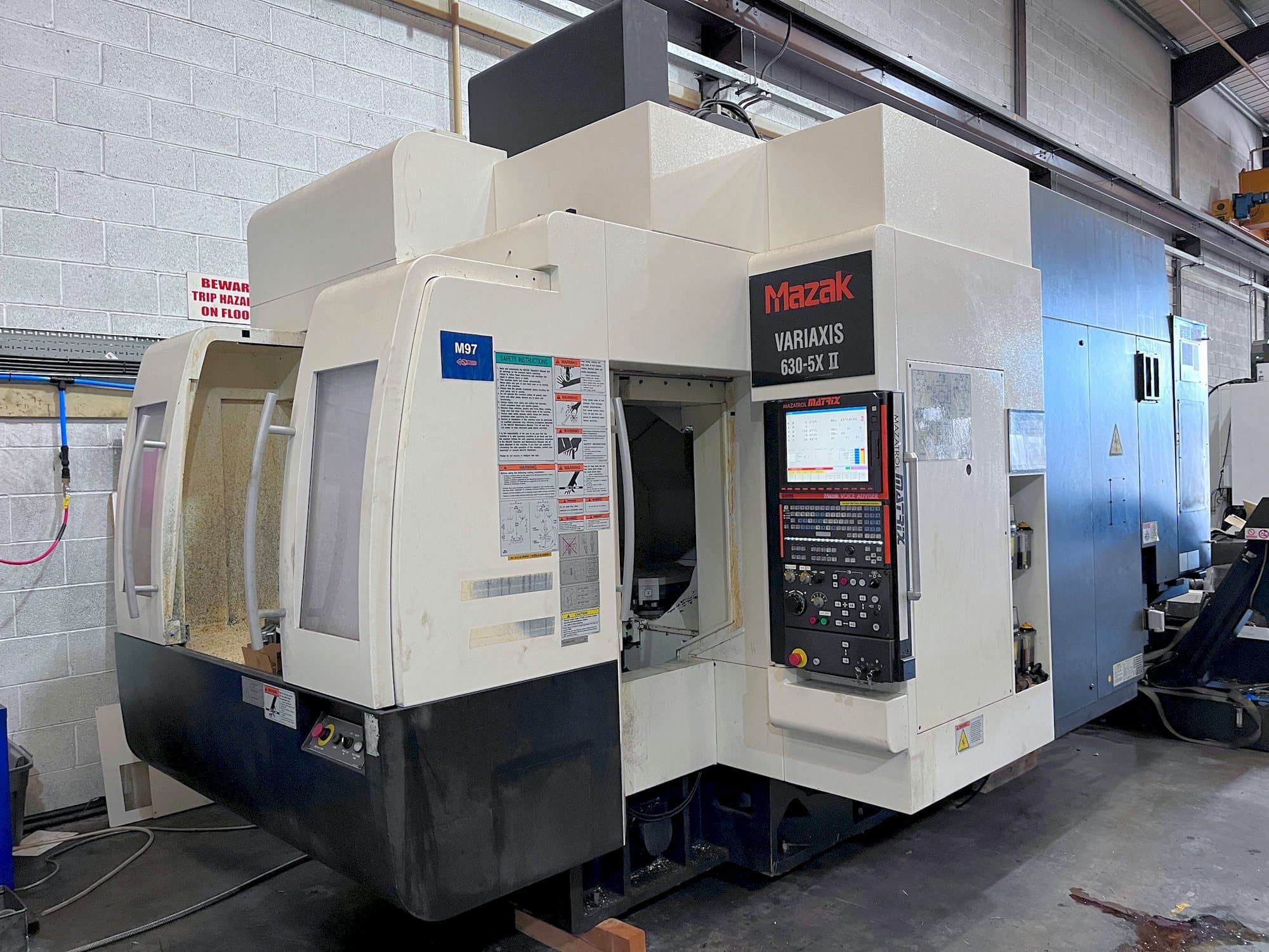 Vista frontal de la máquina Mazak 630-5AX II