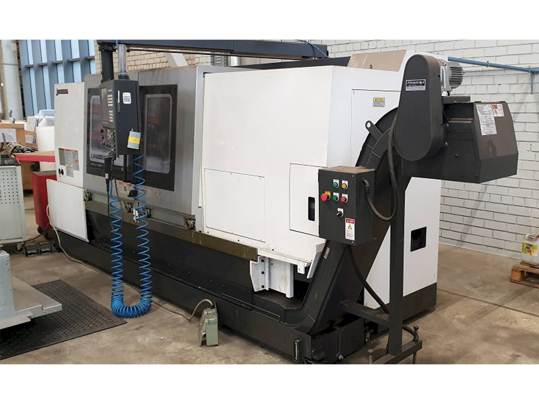 Vista frontal de la máquina Okuma LB4000EXII