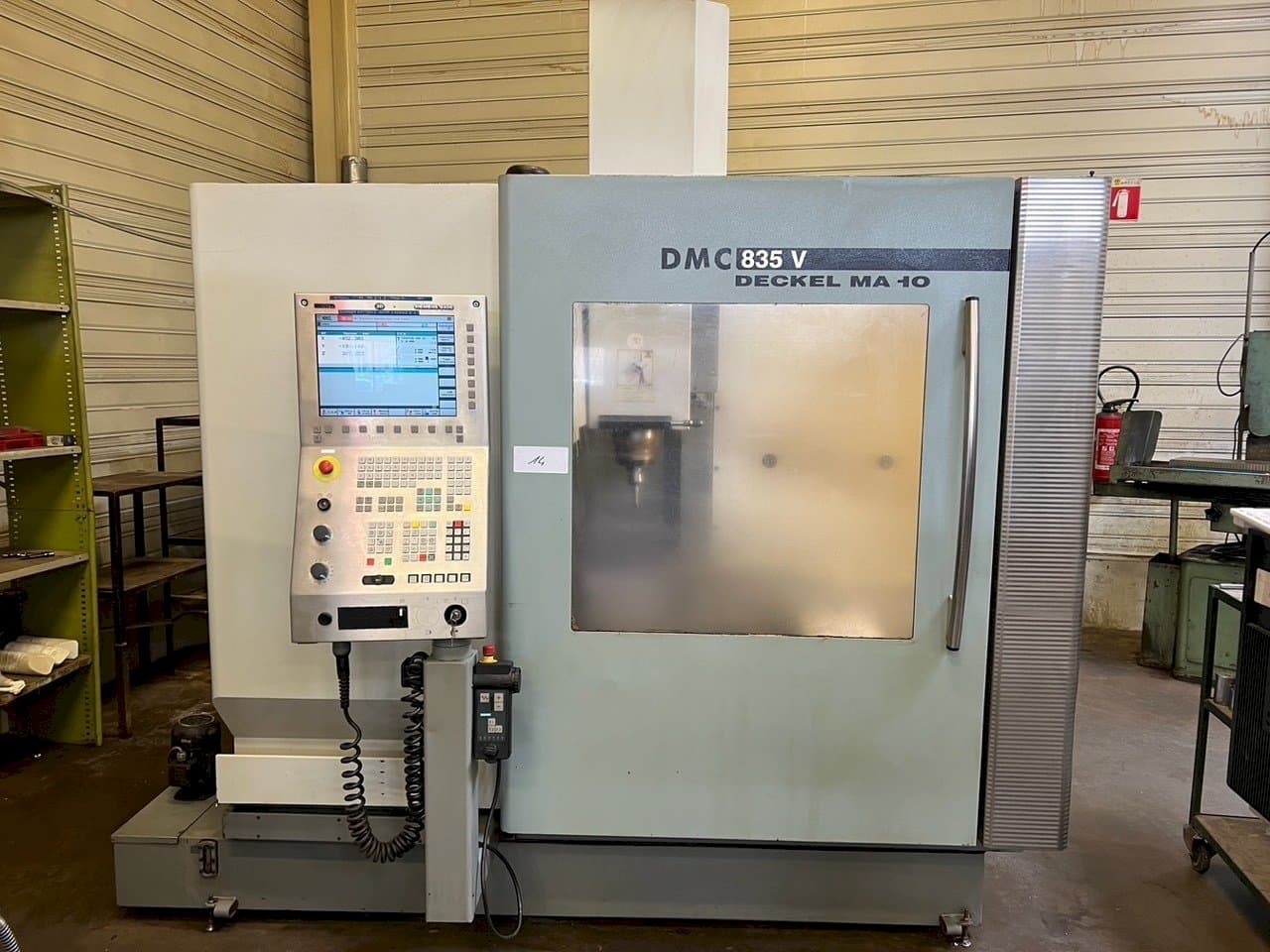 Vista frontal de la máquina DMG DMC 835