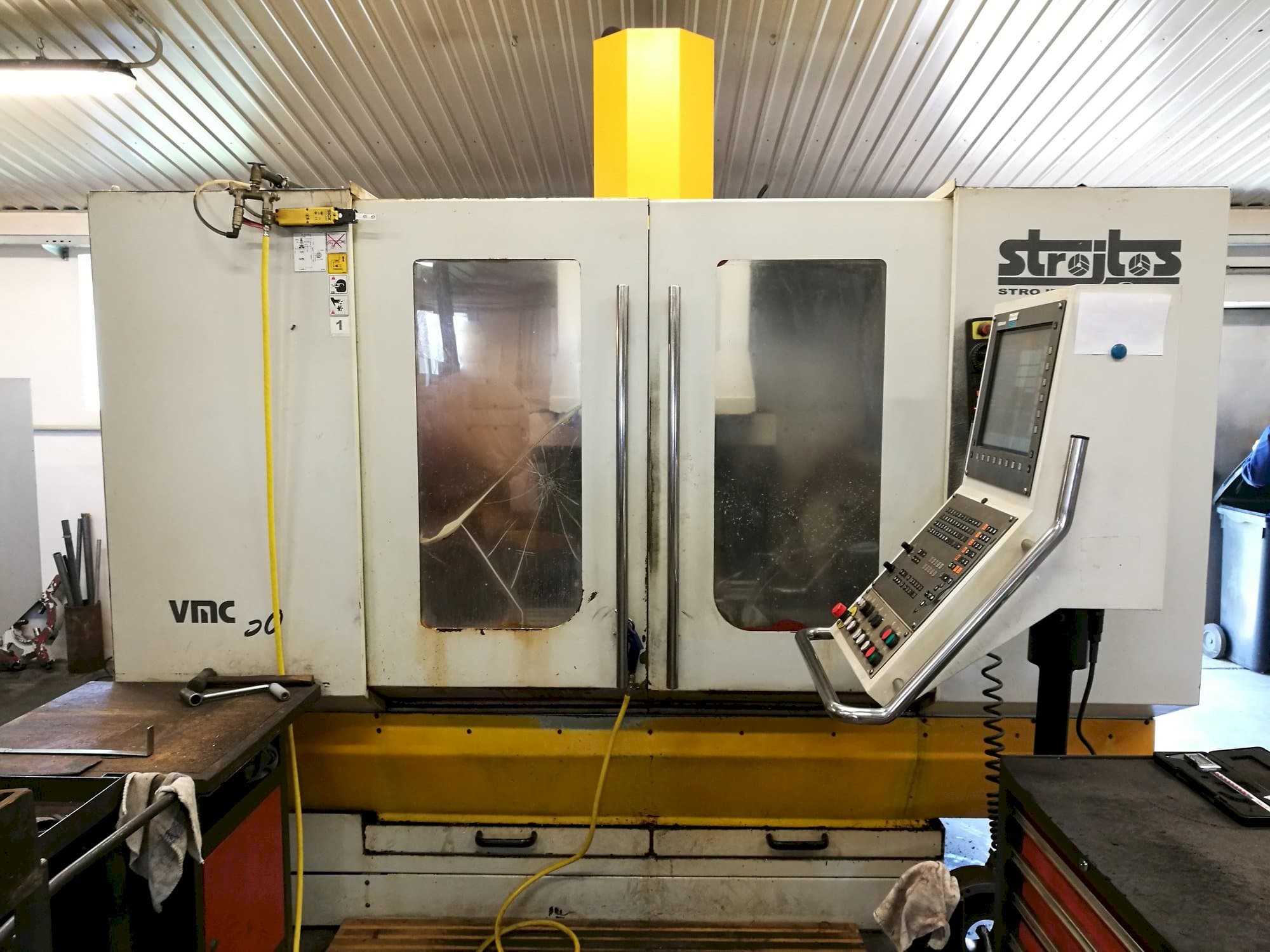 Vista frontal de la máquina Strojtos VMC 50