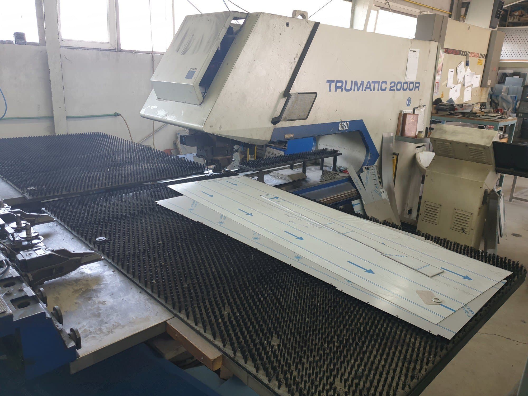 Vista frontal de la máquina Trumpf Trumatic 2000R