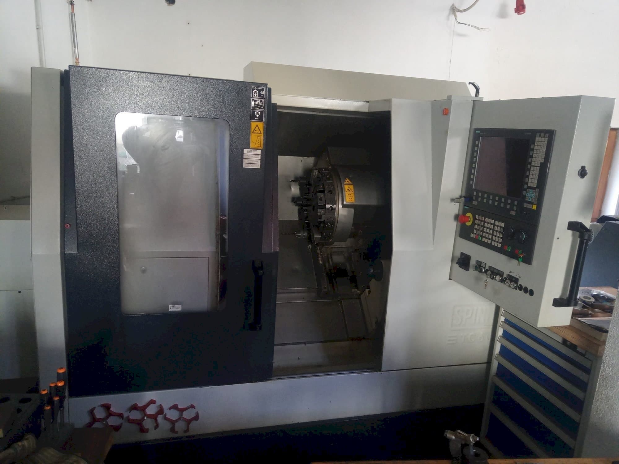 Vista frontal de la máquina SPINNER TC-65-MC