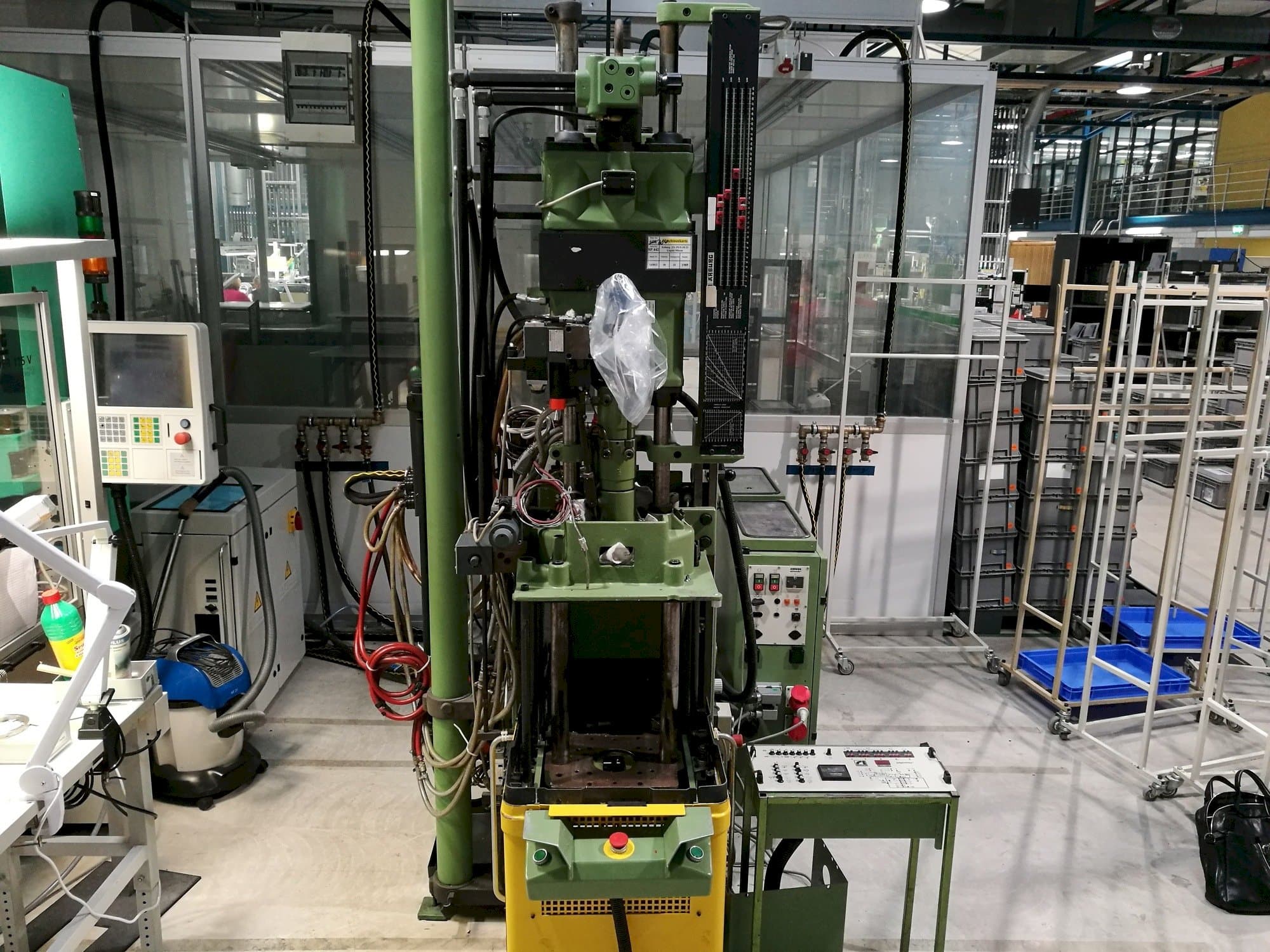 Vista frontal de la máquina Arburg 221-75-350