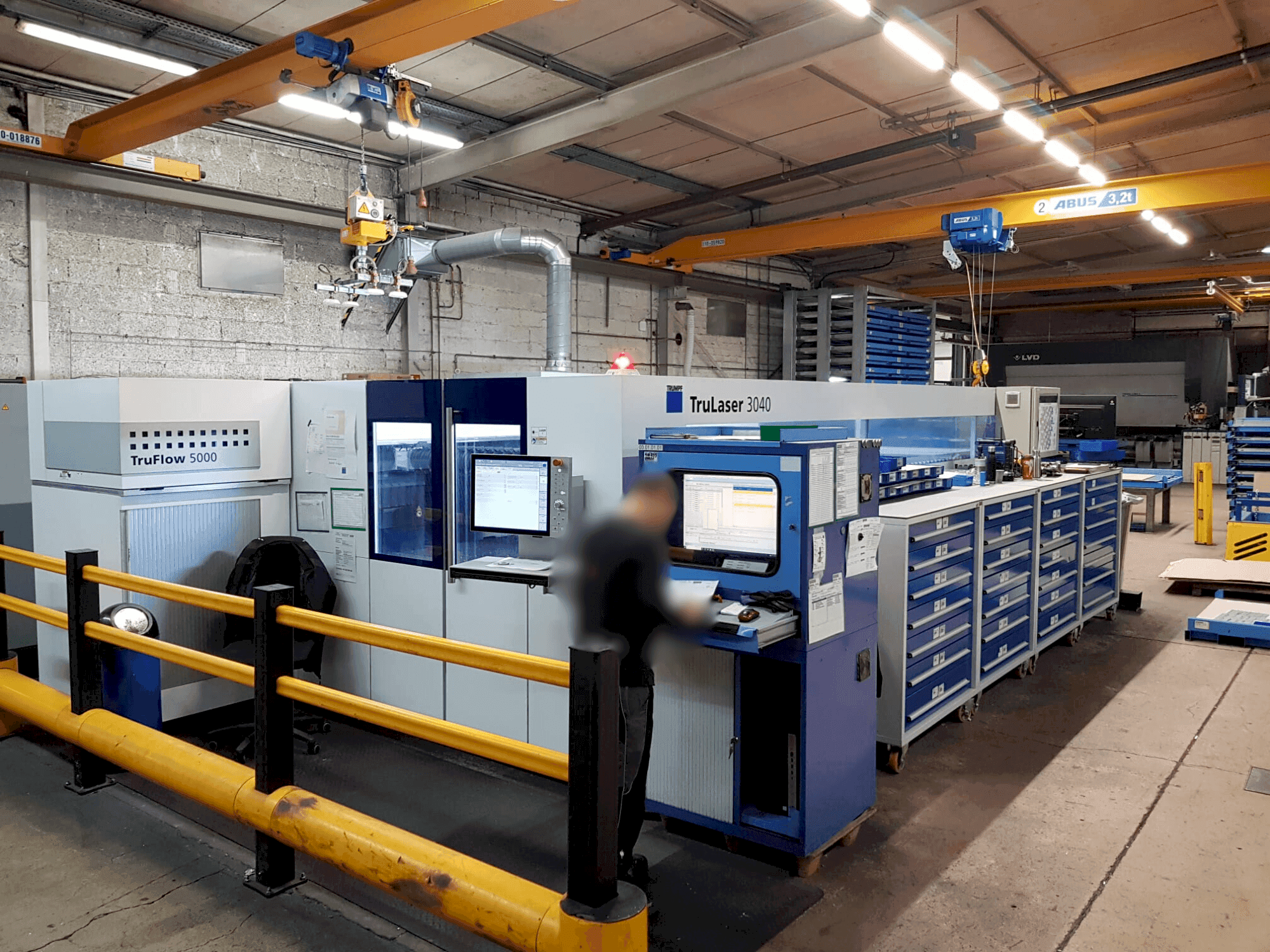 Vista frontal de la máquina TRUMPF TruLaser 3040 5kW CO2